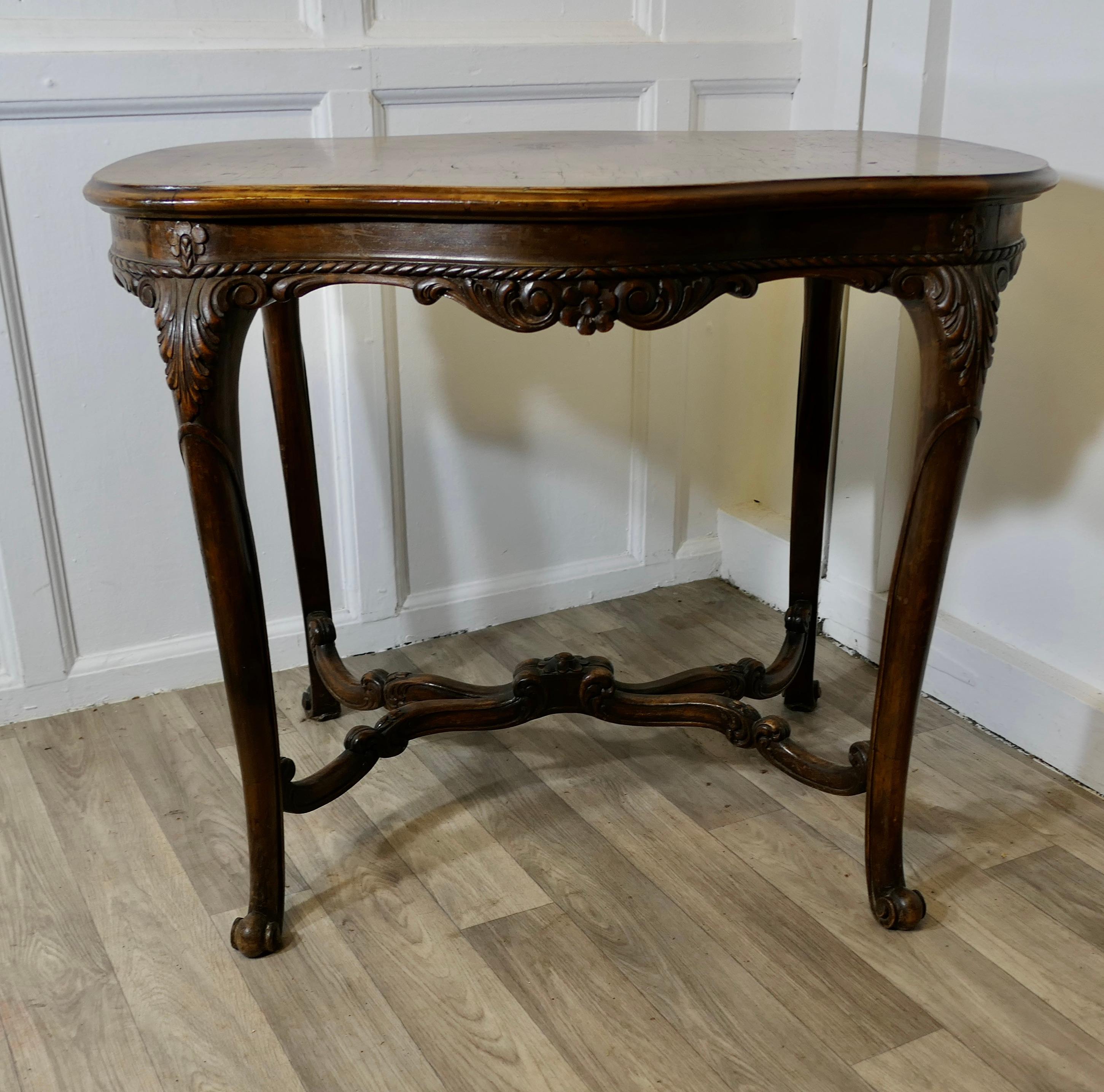  Table d'appoint en noyer

Cette petite table utile a une très jolie forme, elle a un bord festonné avec des pieds cabriole sculptés et des sculptures à la base, le dessus a un patchwork très inhabituel affiché sur la surface supérieure.
Cette pièce