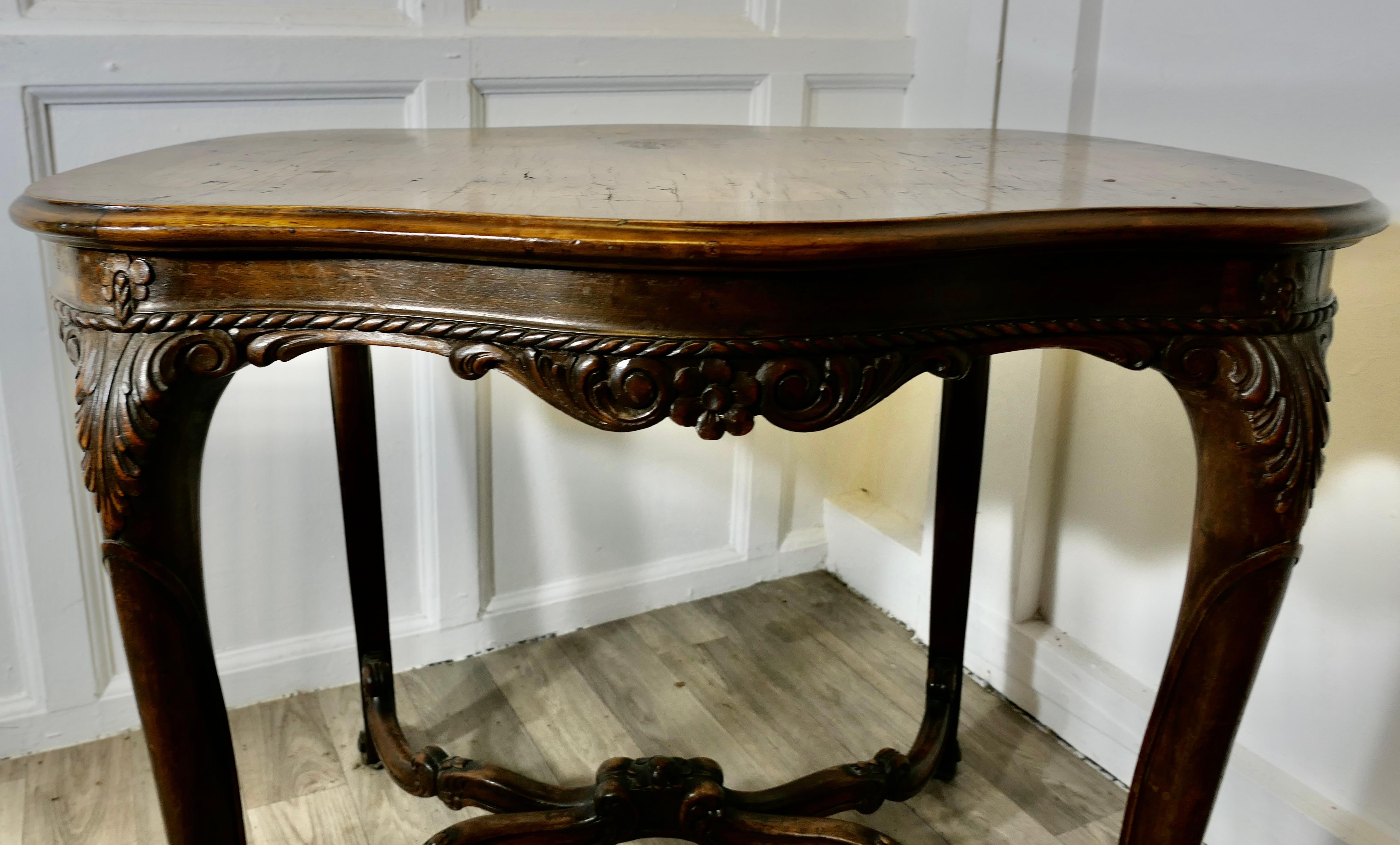 Table d'appoint en noyer Bon état - En vente à Godshill, Isle of Wight