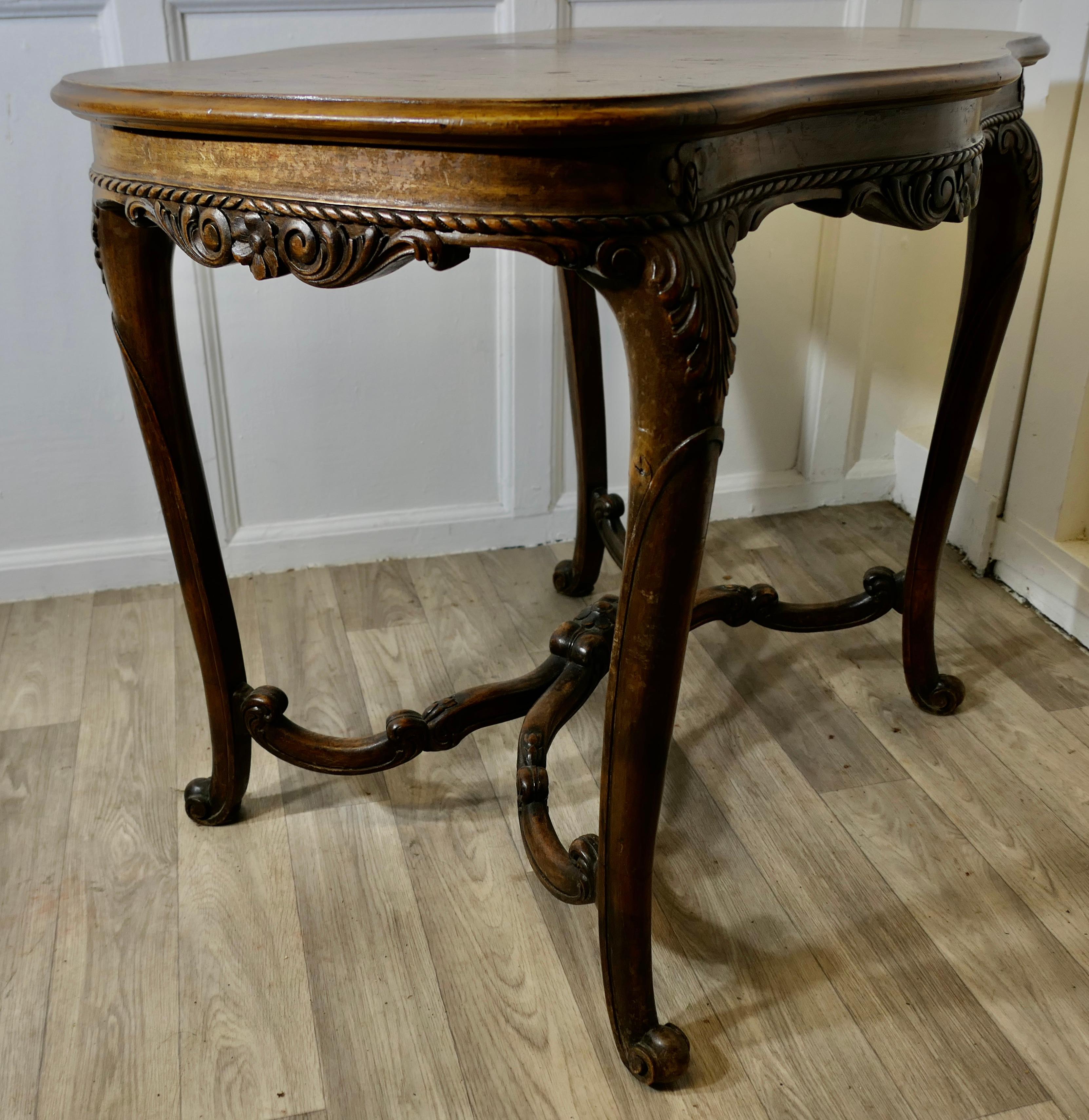 XIXe siècle Table d'appoint en noyer en vente