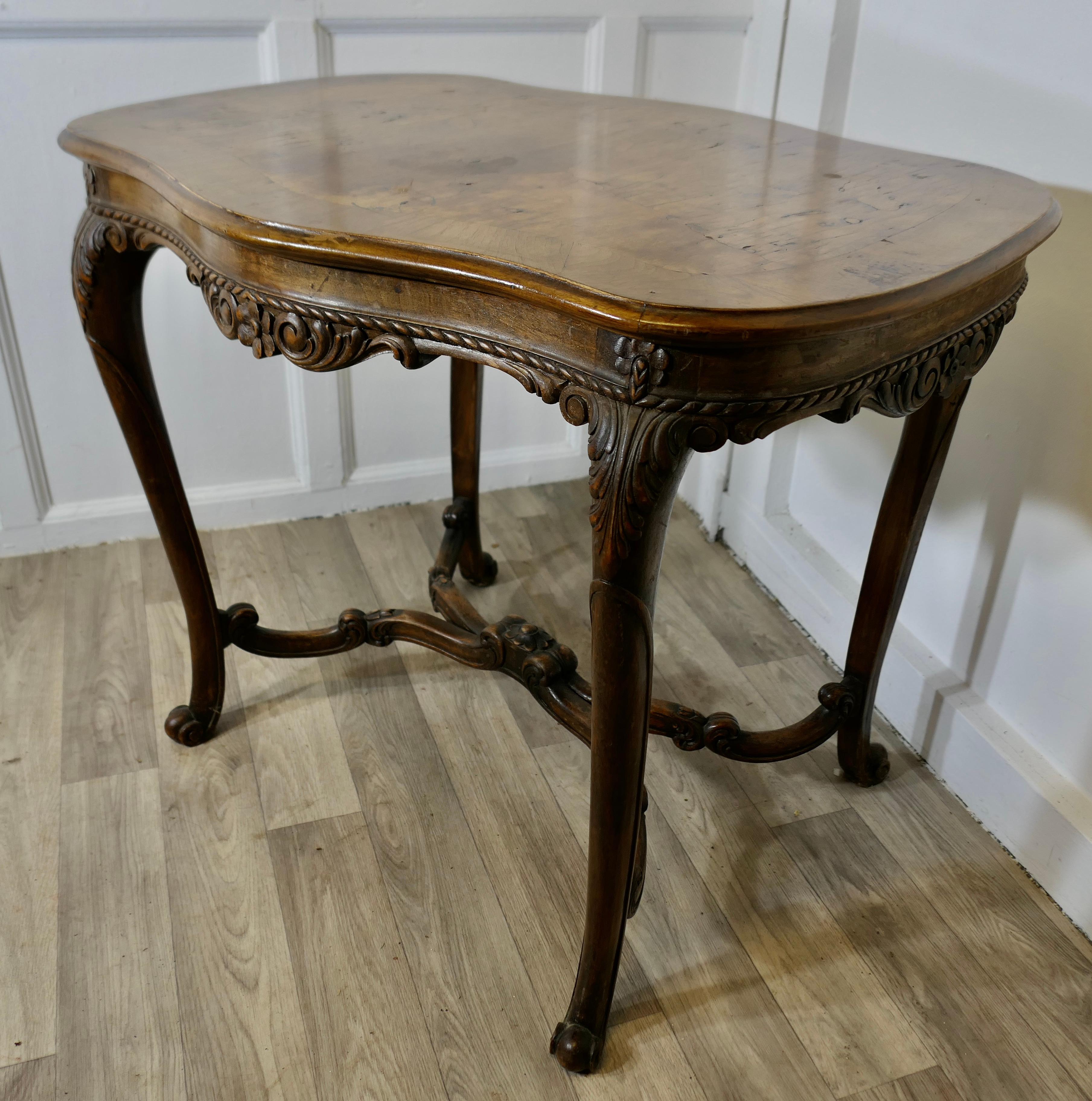 Noyer Table d'appoint en noyer en vente