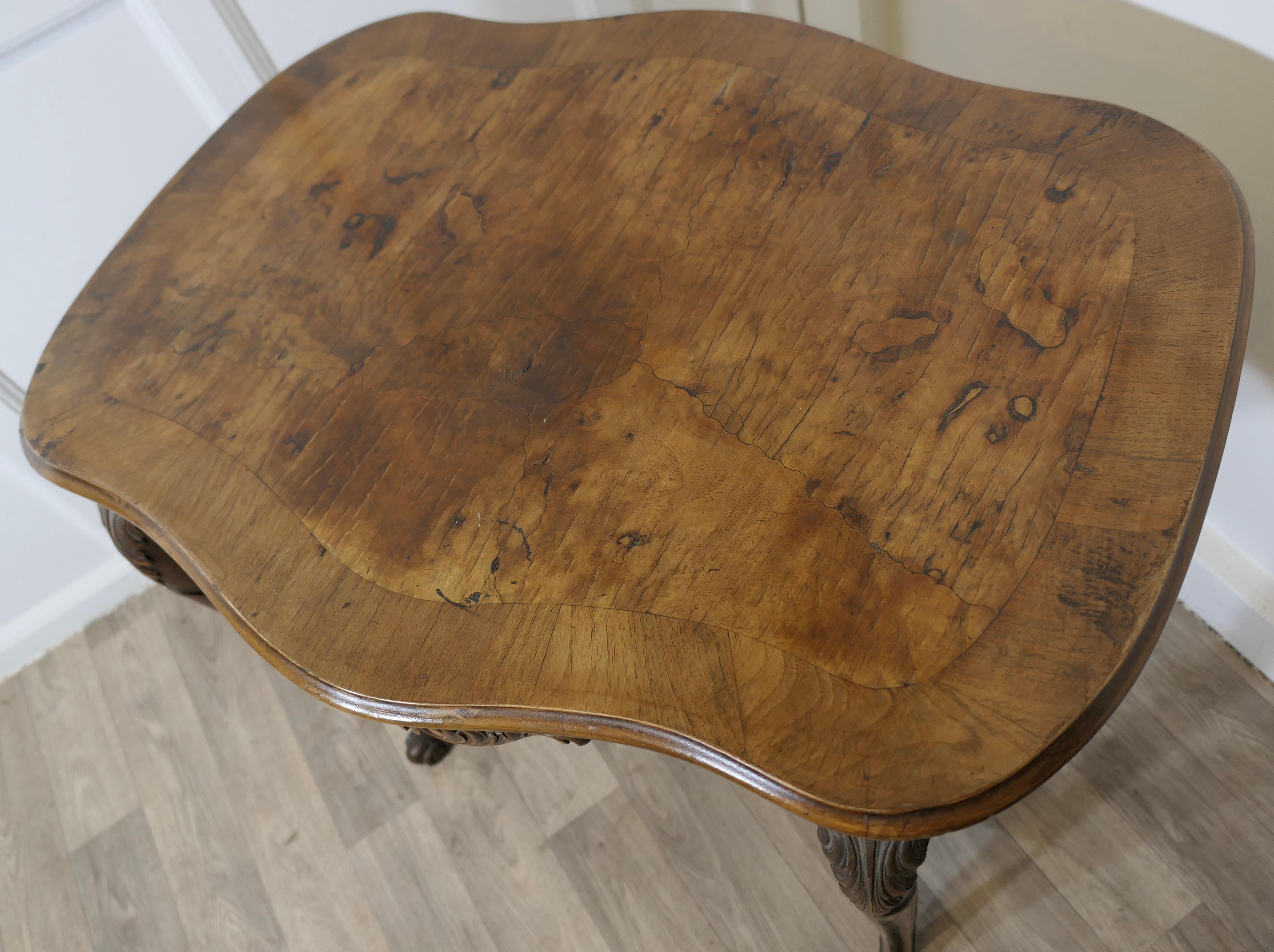 Table d'appoint en noyer en vente 1