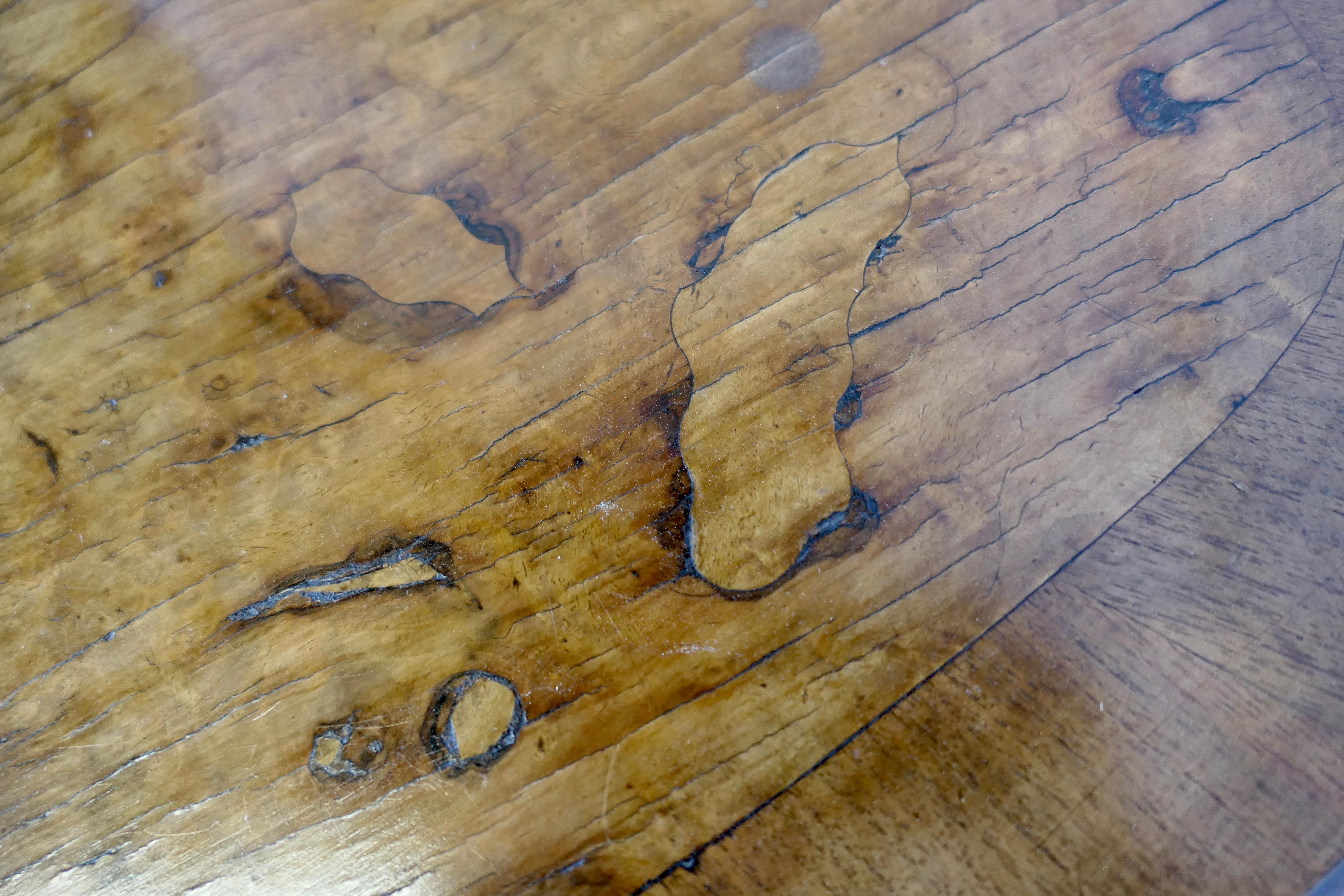 Table d'appoint en noyer en vente 2
