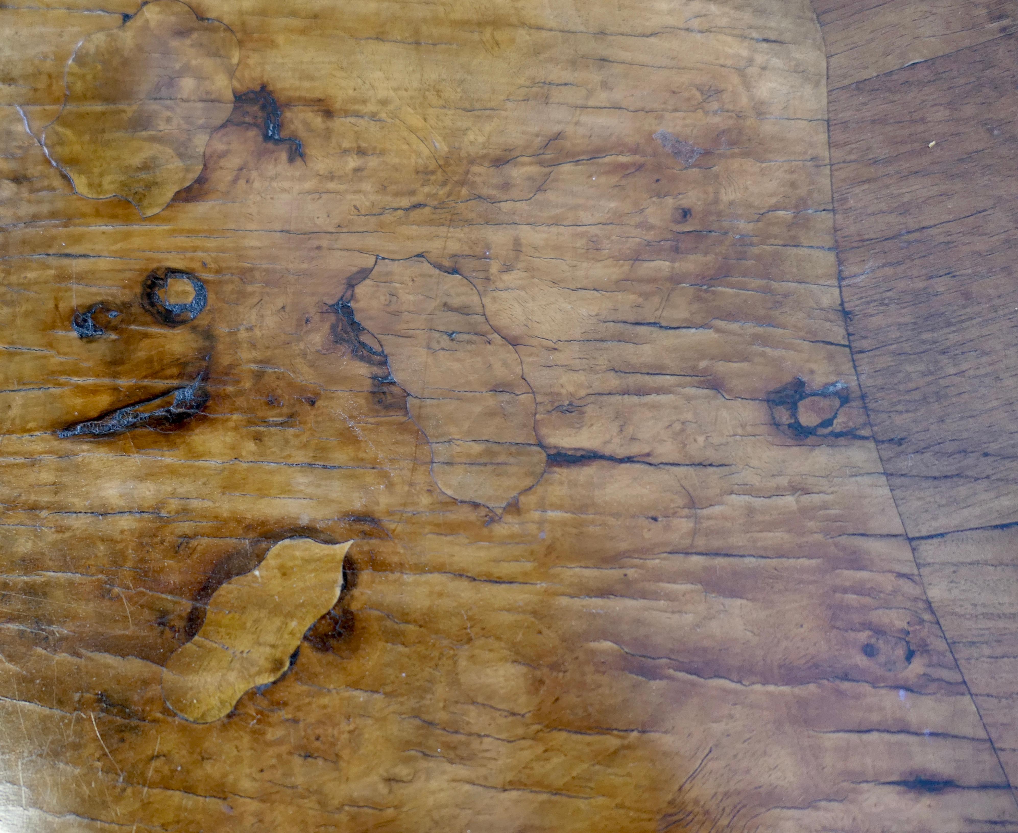 Table d'appoint en noyer en vente 3