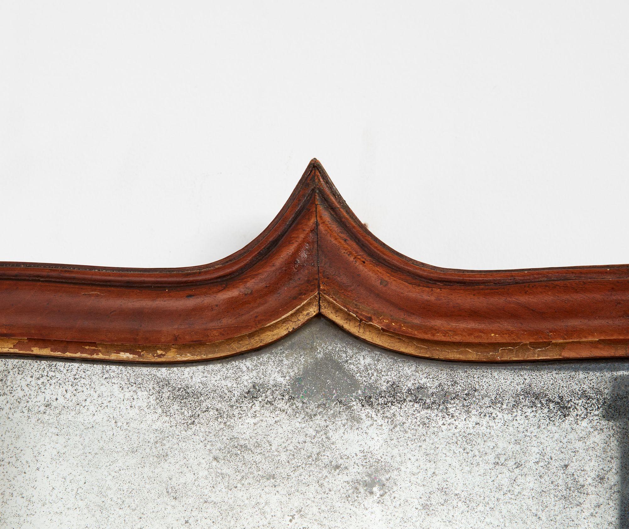 Shaped Walnut Queen Anne Mirror im Zustand „Gut“ im Angebot in Greenwich, CT