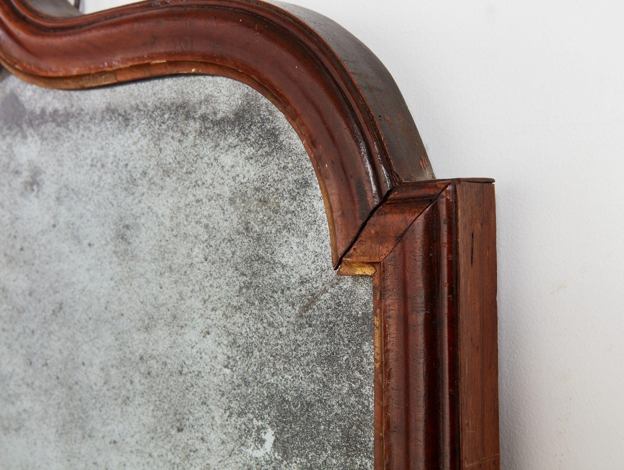 Shaped Walnut Queen Anne Mirror (Frühes 18. Jahrhundert) im Angebot