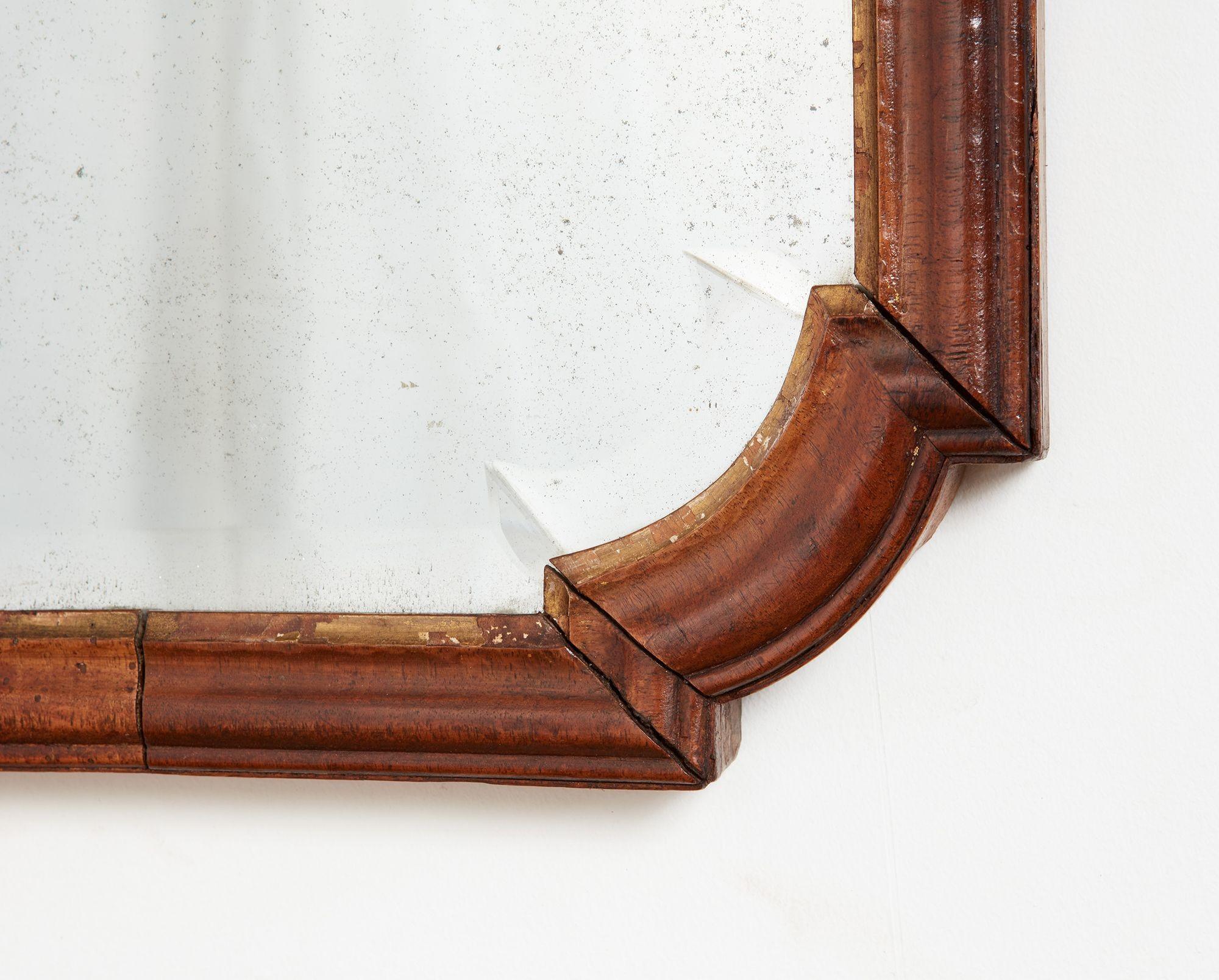 Shaped Walnut Queen Anne Mirror (Walnuss) im Angebot