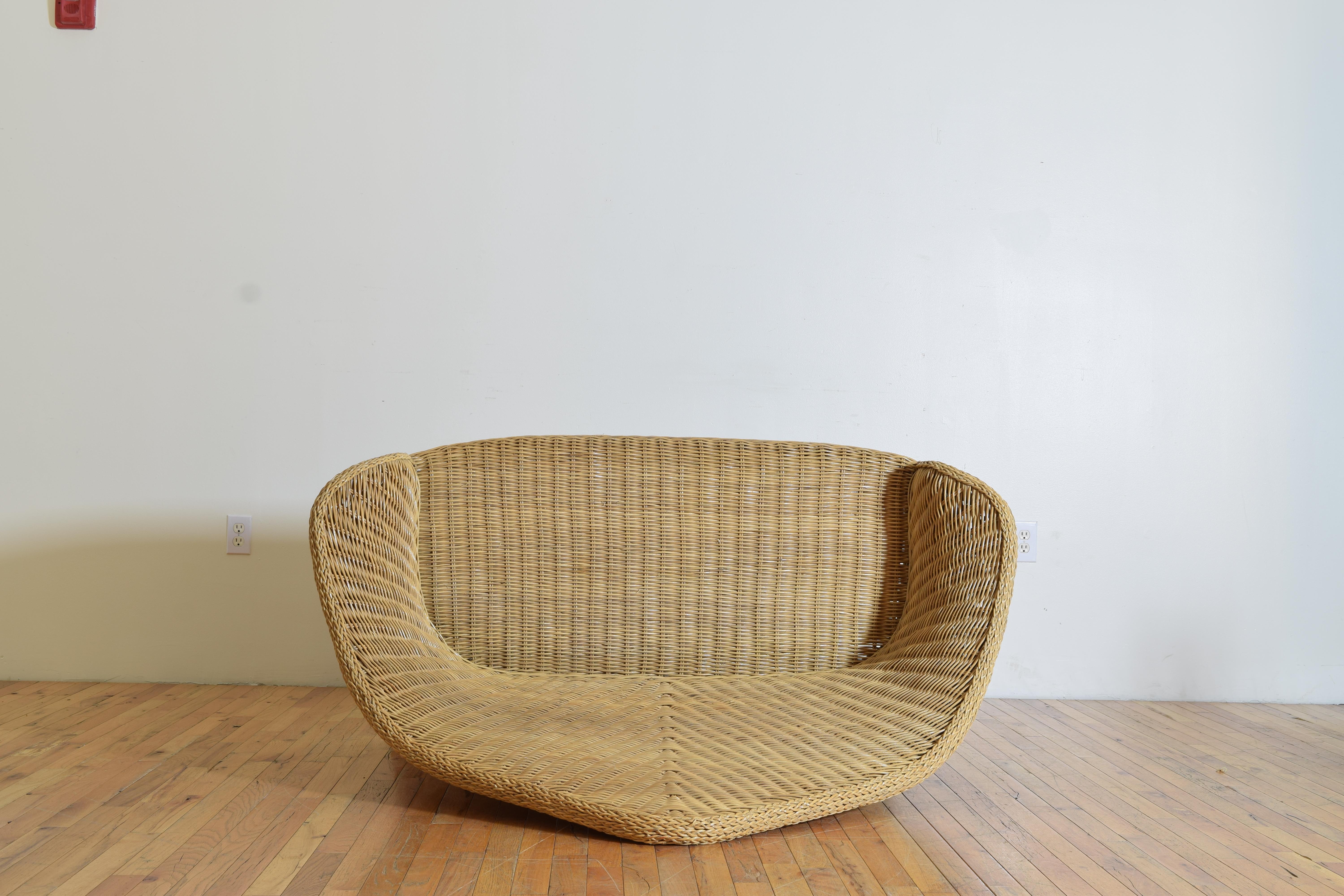 Continental Shaped Wicker Settee, circa 1970 For Sale 5