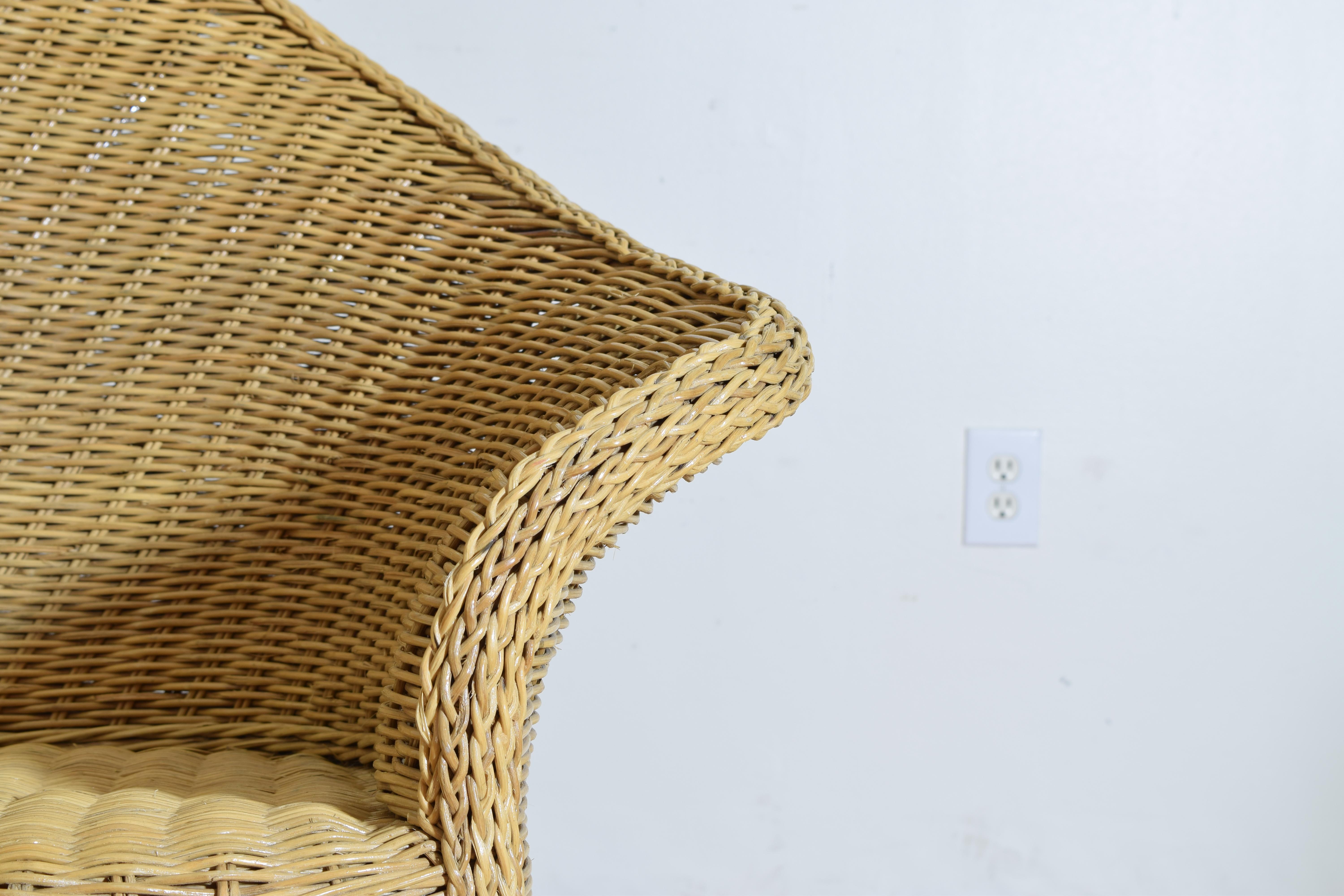 Continental Shaped Wicker Settee, circa 1970 For Sale 3