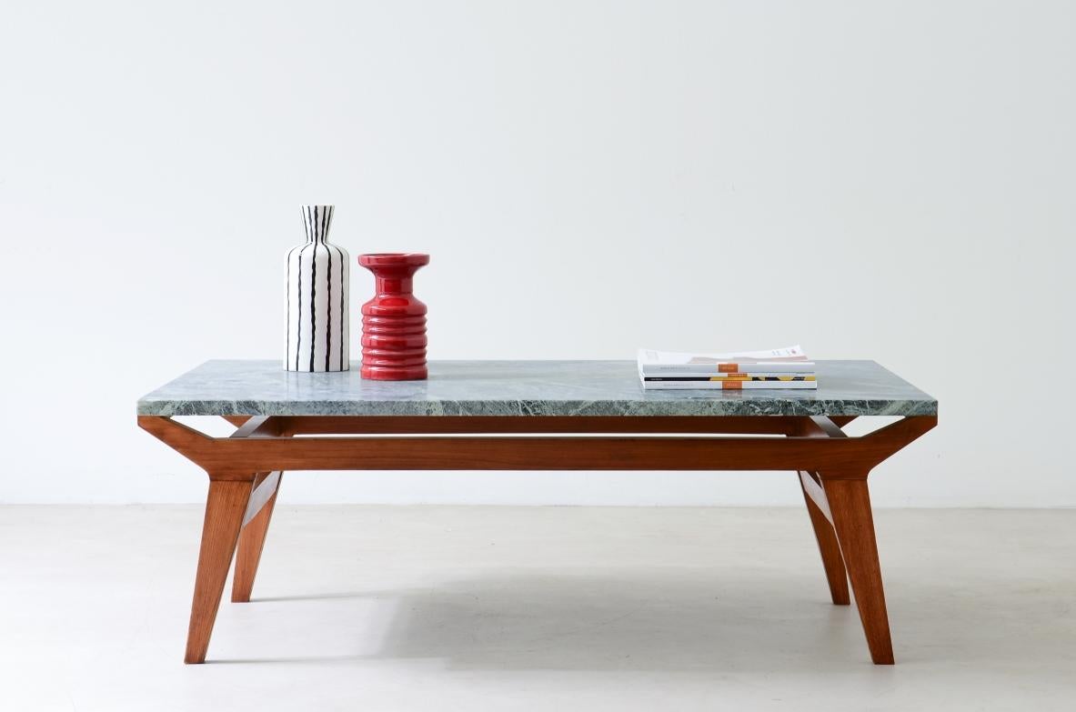 Mid-Century moderno Tavolo da salotto in legno sagomato con piano in marmo verde delle Alpi in vendita