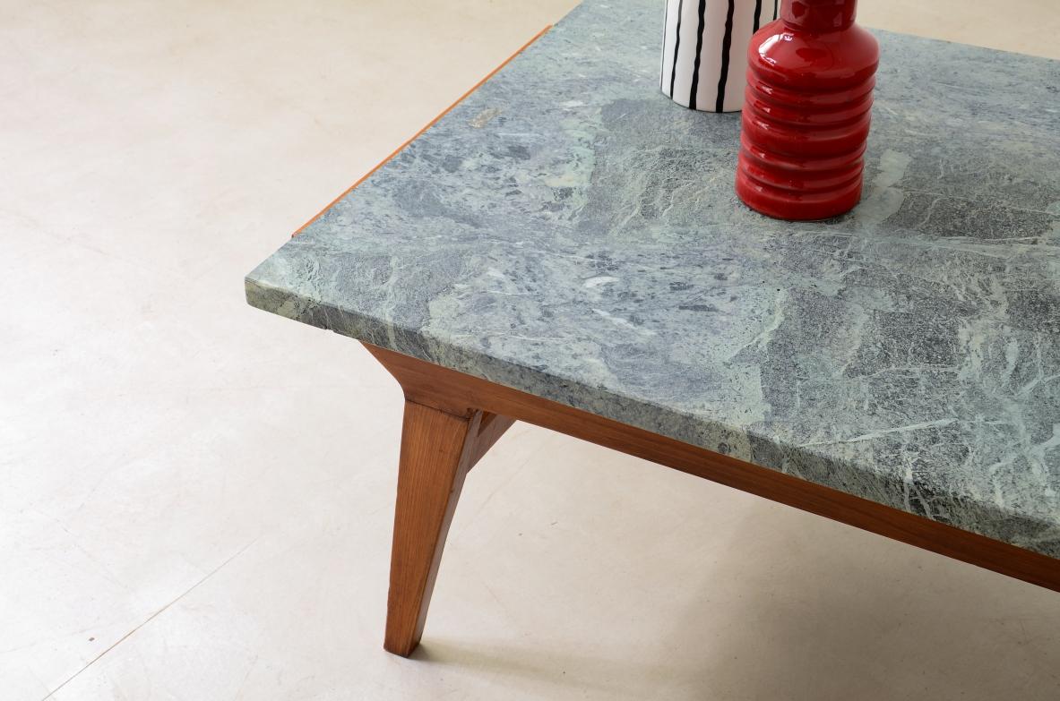 Tavolo da salotto in legno sagomato con piano in marmo verde delle Alpi In condizioni ottime in vendita a Milano, IT