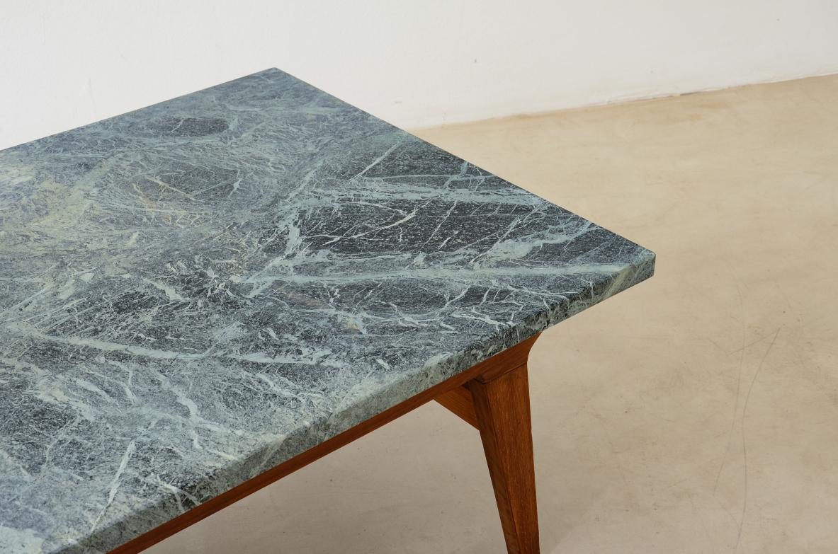XX secolo Tavolo da salotto in legno sagomato con piano in marmo verde delle Alpi in vendita