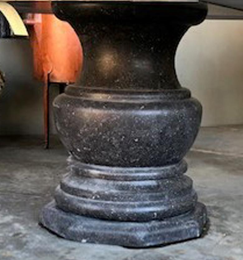 Großer geschnitzter runder Ess-/Mitteltisch aus belgischem Blaustein mit Baluster-Form  Basis im Zustand „Neu“ im Angebot in San Francisco, CA