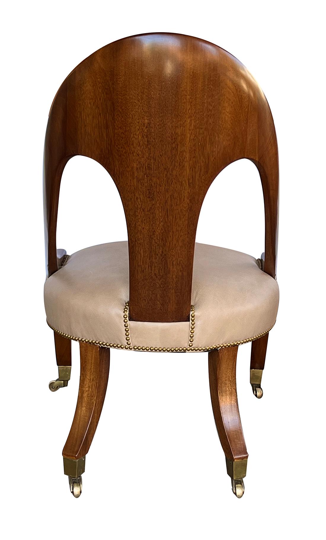 Shapely English Regency Style Solid Mahogany Spoonback Chair In Good Condition For Sale In San Francisco, CA