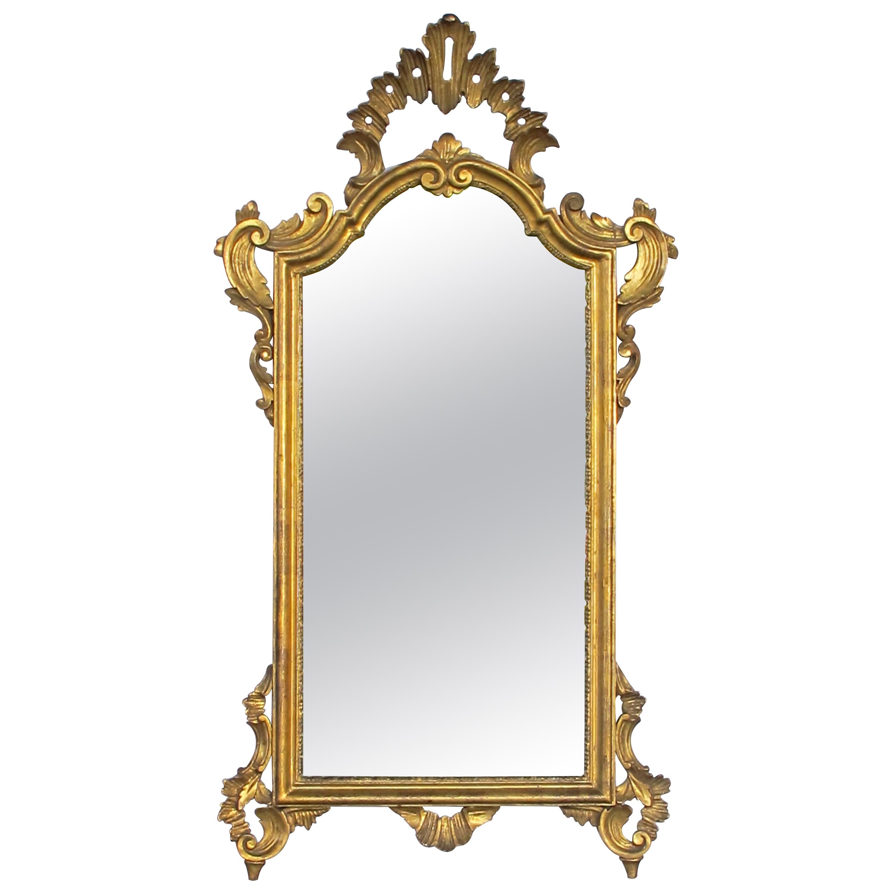Miroir en bois doré sculpté de style rococo italien avec crête de rocaille ajourée