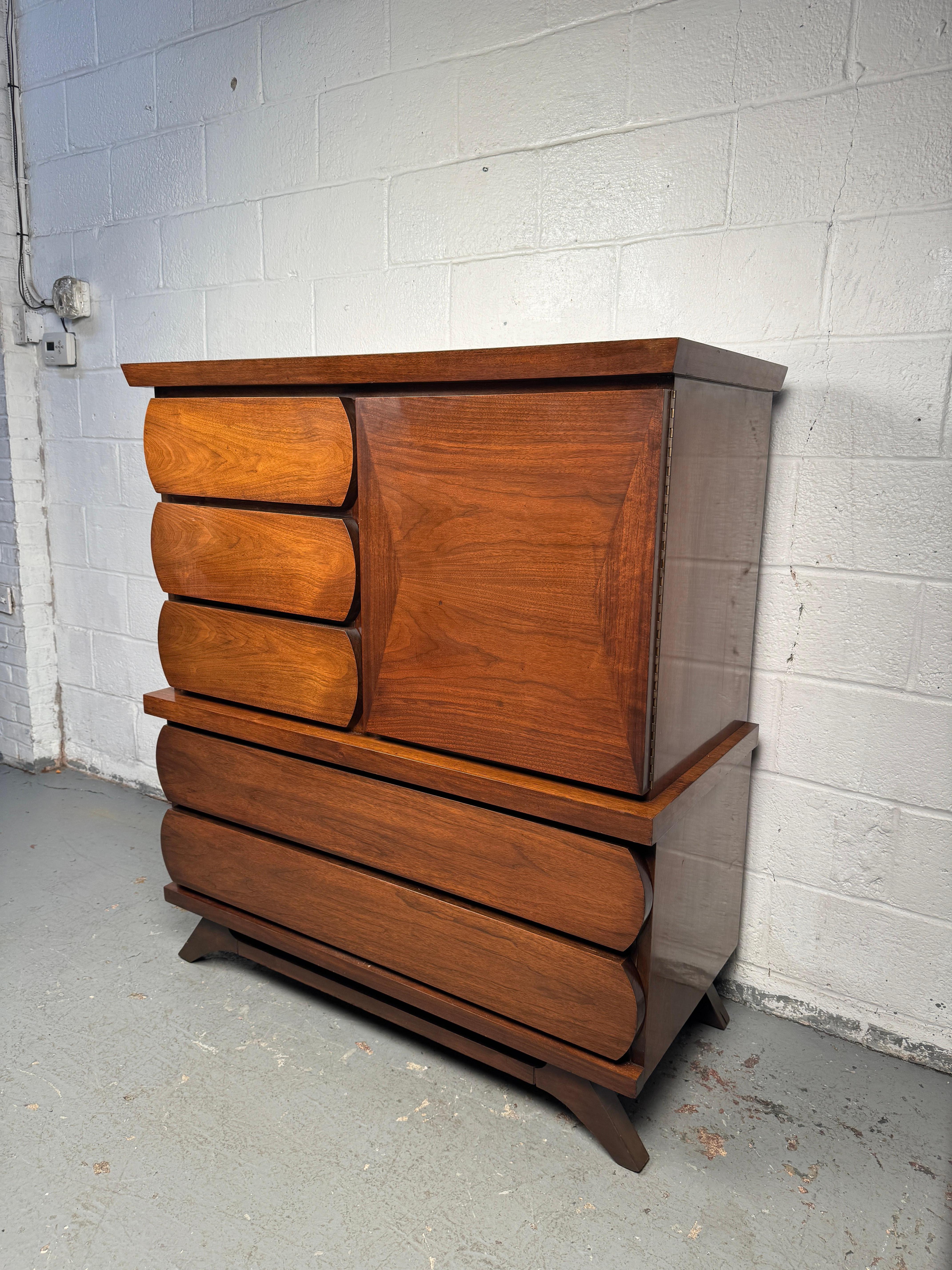 Shapely Mid-Century Modern Walnut Highboy Dresser In Good Condition For Sale In Brooklyn, NY