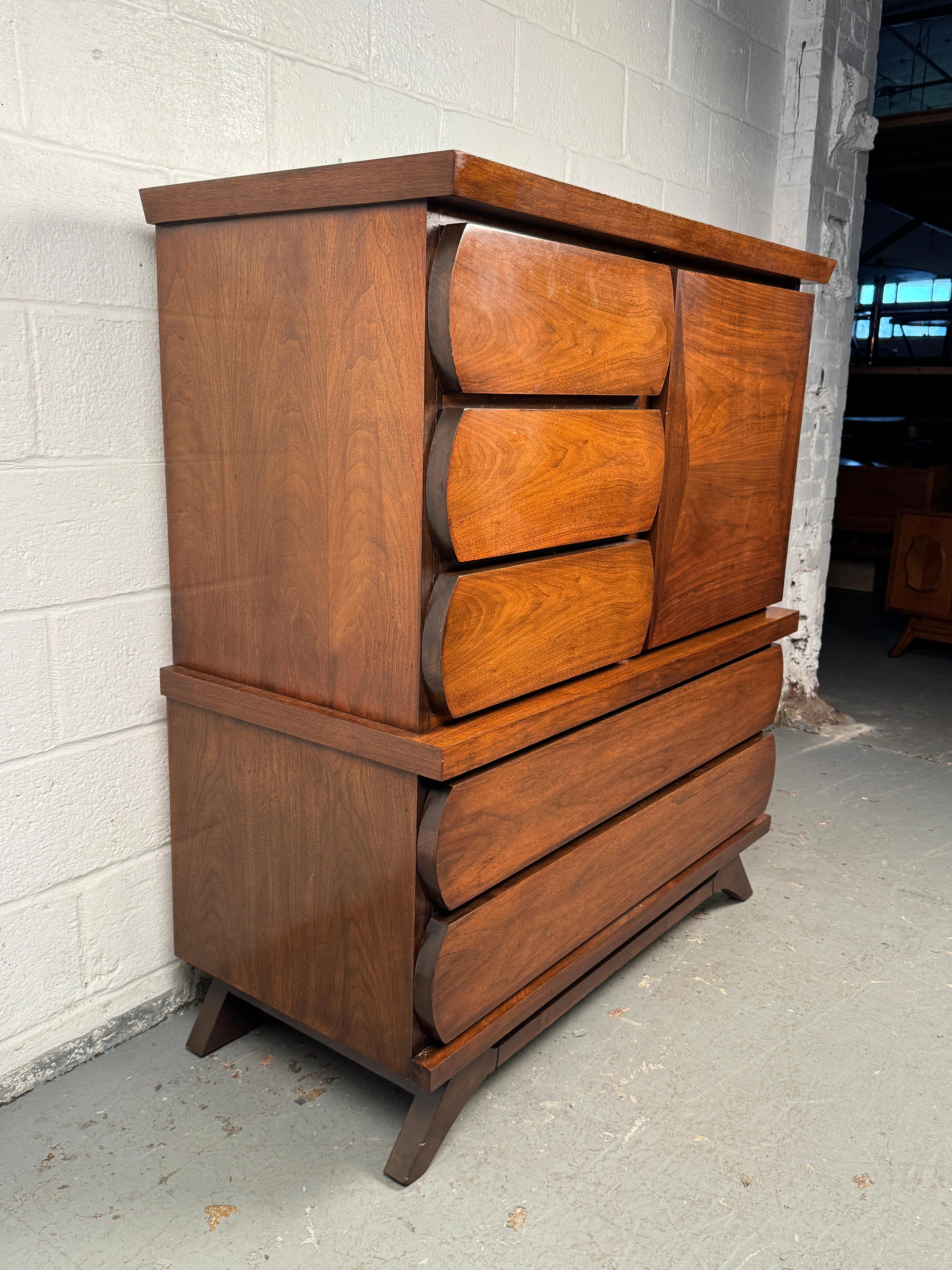 20th Century Shapely Mid-Century Modern Walnut Highboy Dresser For Sale