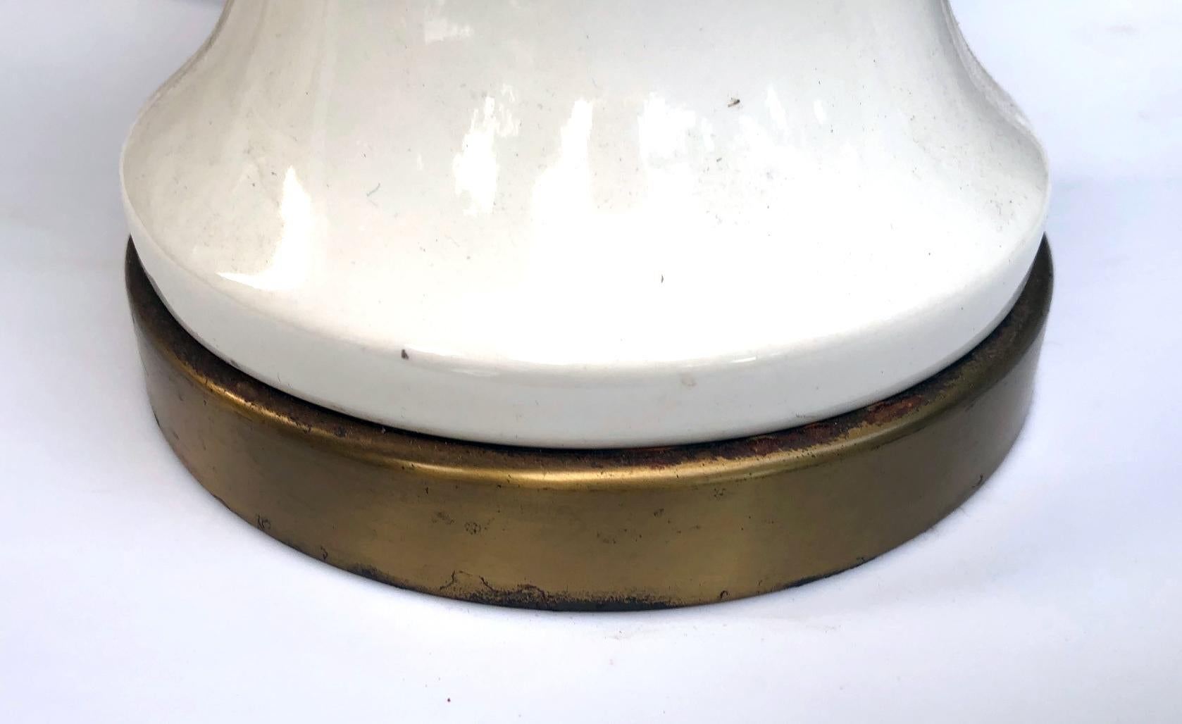 Vernissé Paire de lampes des années 1960 en céramique émaillée blanche avec moutarde, noir et corail  en vente
