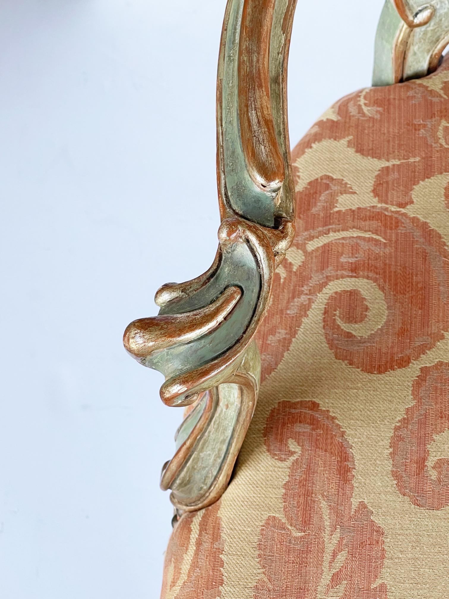 XIXe siècle Shapely paire de fauteuils italiens de style rococo peints à l'eau et dorés à la feuille en vente