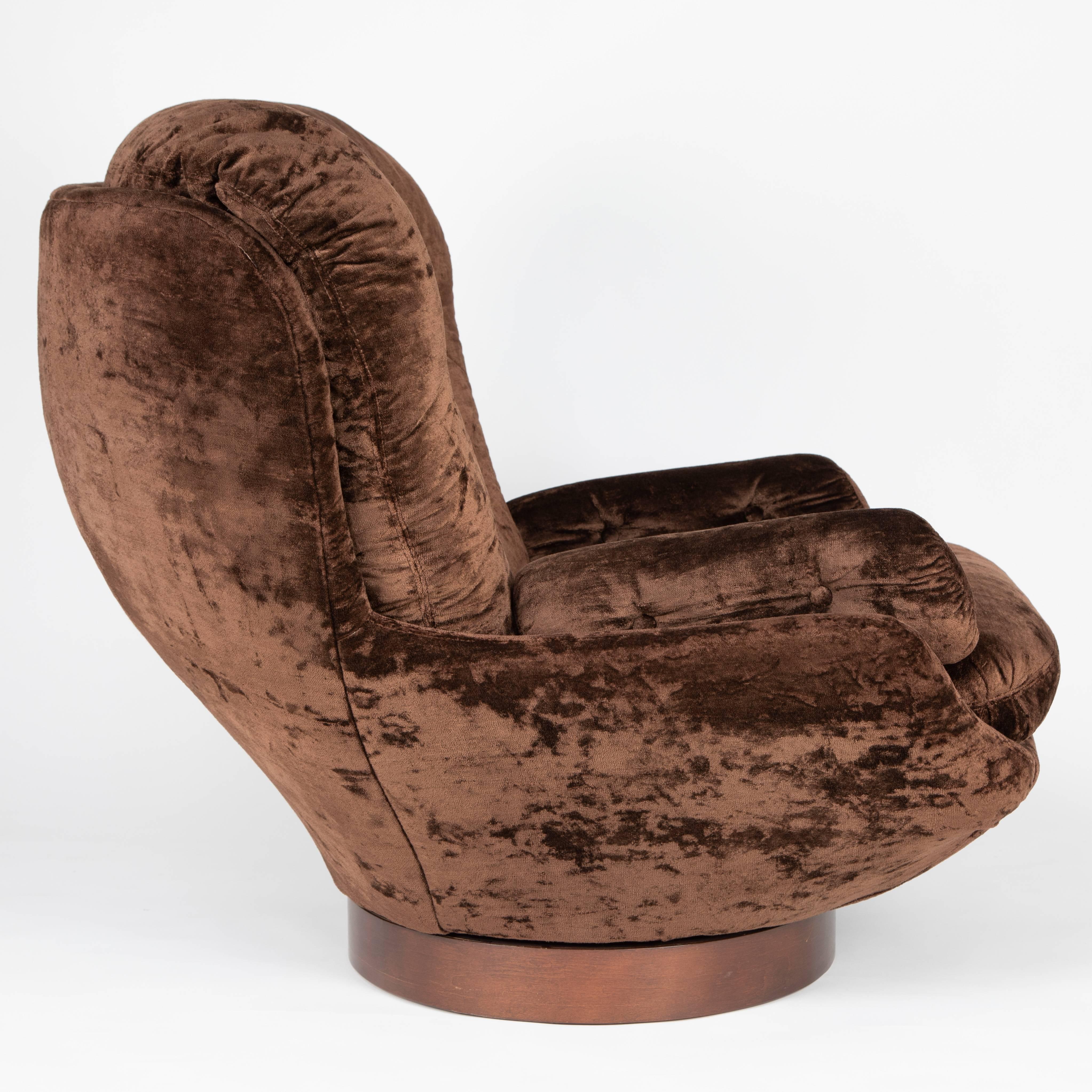 Shapely Selig Lounge Chair and Ottoman, circa 1970s 2