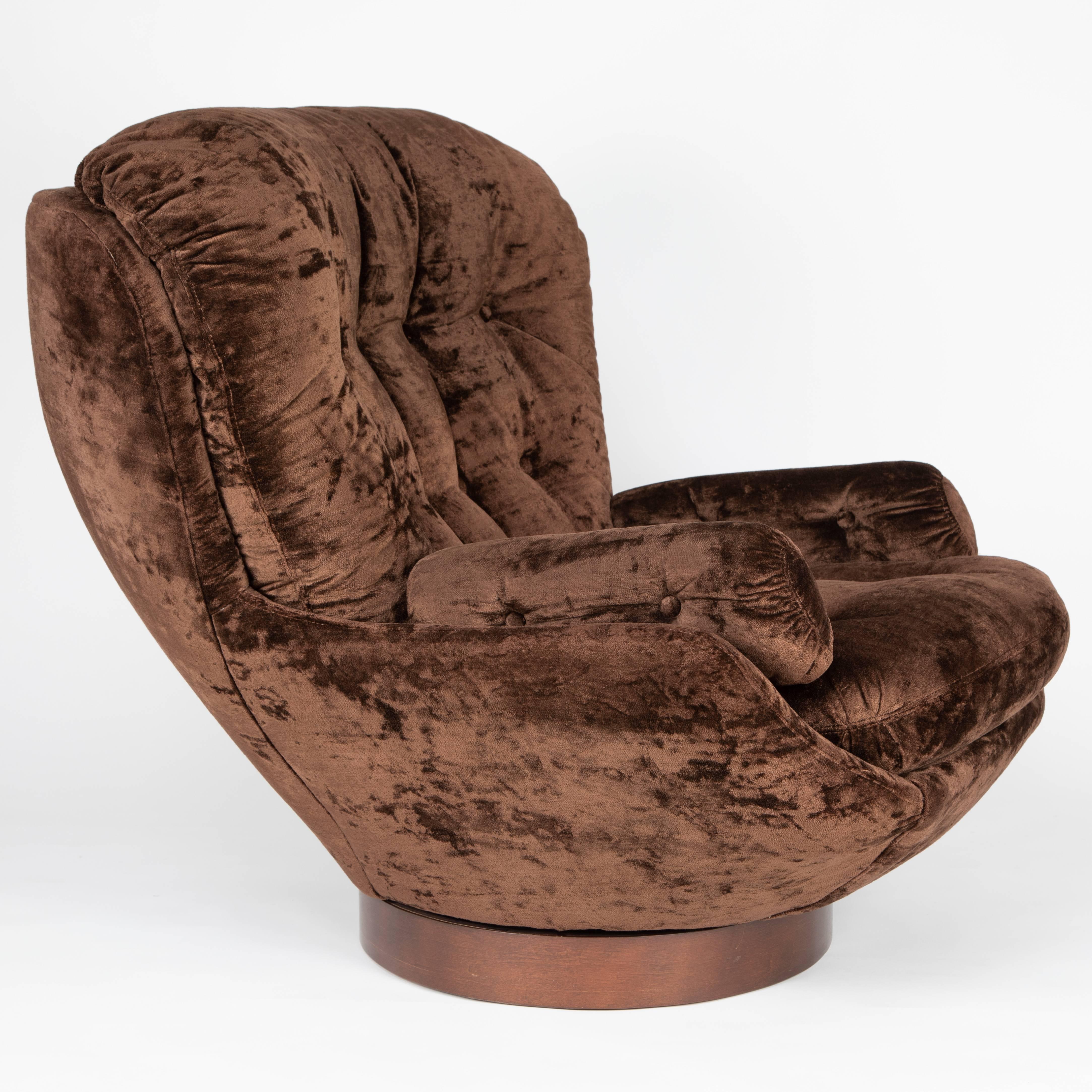 Shapely Selig Lounge Chair and Ottoman, circa 1970s 3