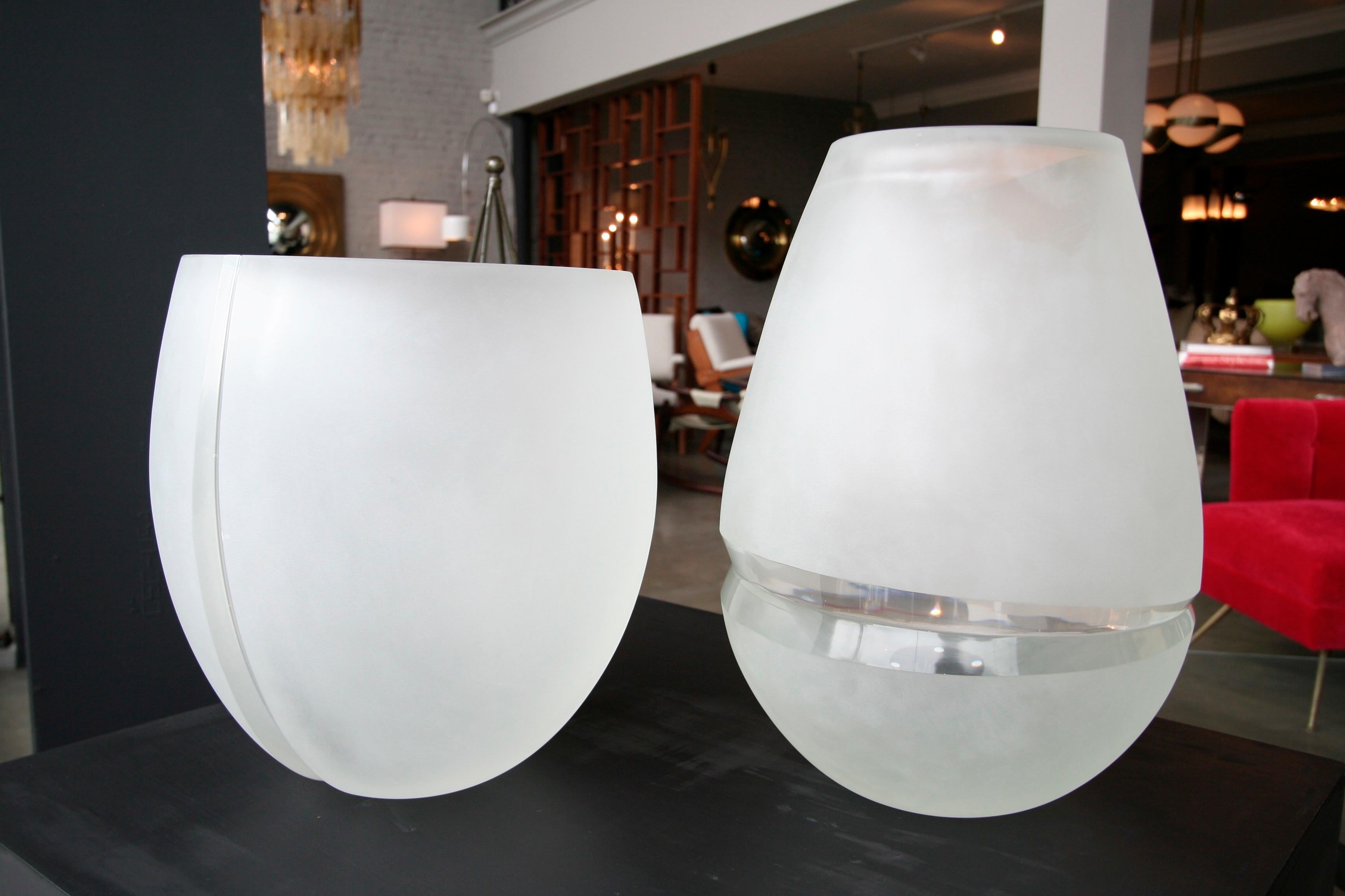 Shapes C Murano White Glass Vase In New Condition In Los Angeles, CA