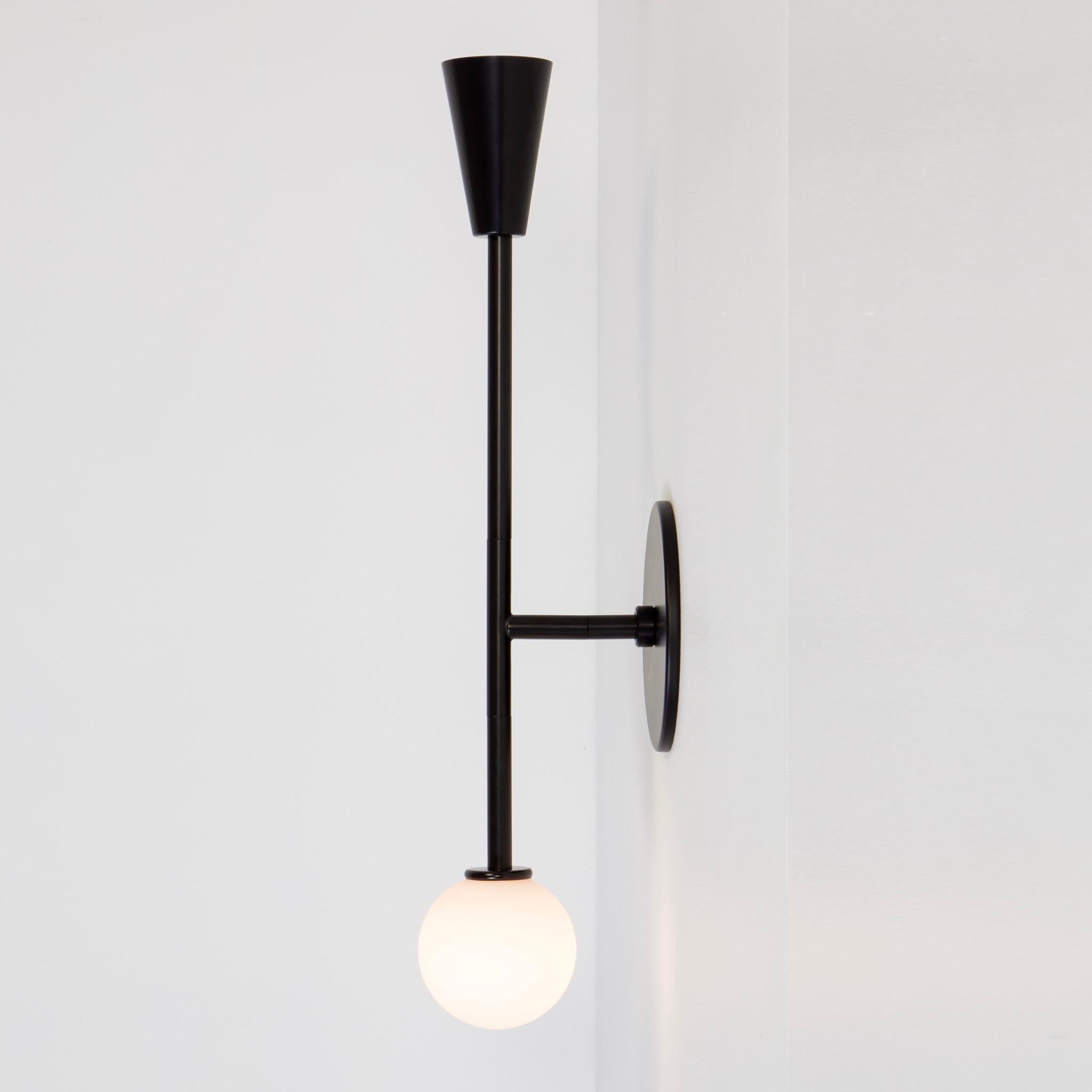 Américain Grande applique de coiffeuse, par Research, noire, en verre, fabriquée sur commande en vente