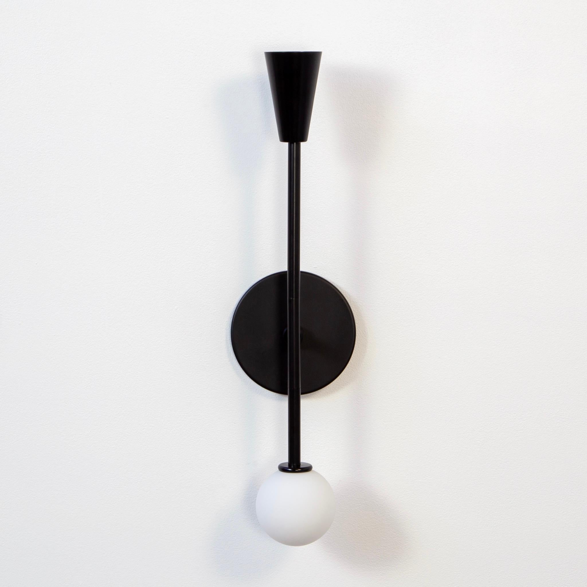 Métal Grande applique de coiffeuse, par Research, noire, en verre, fabriquée sur commande en vente