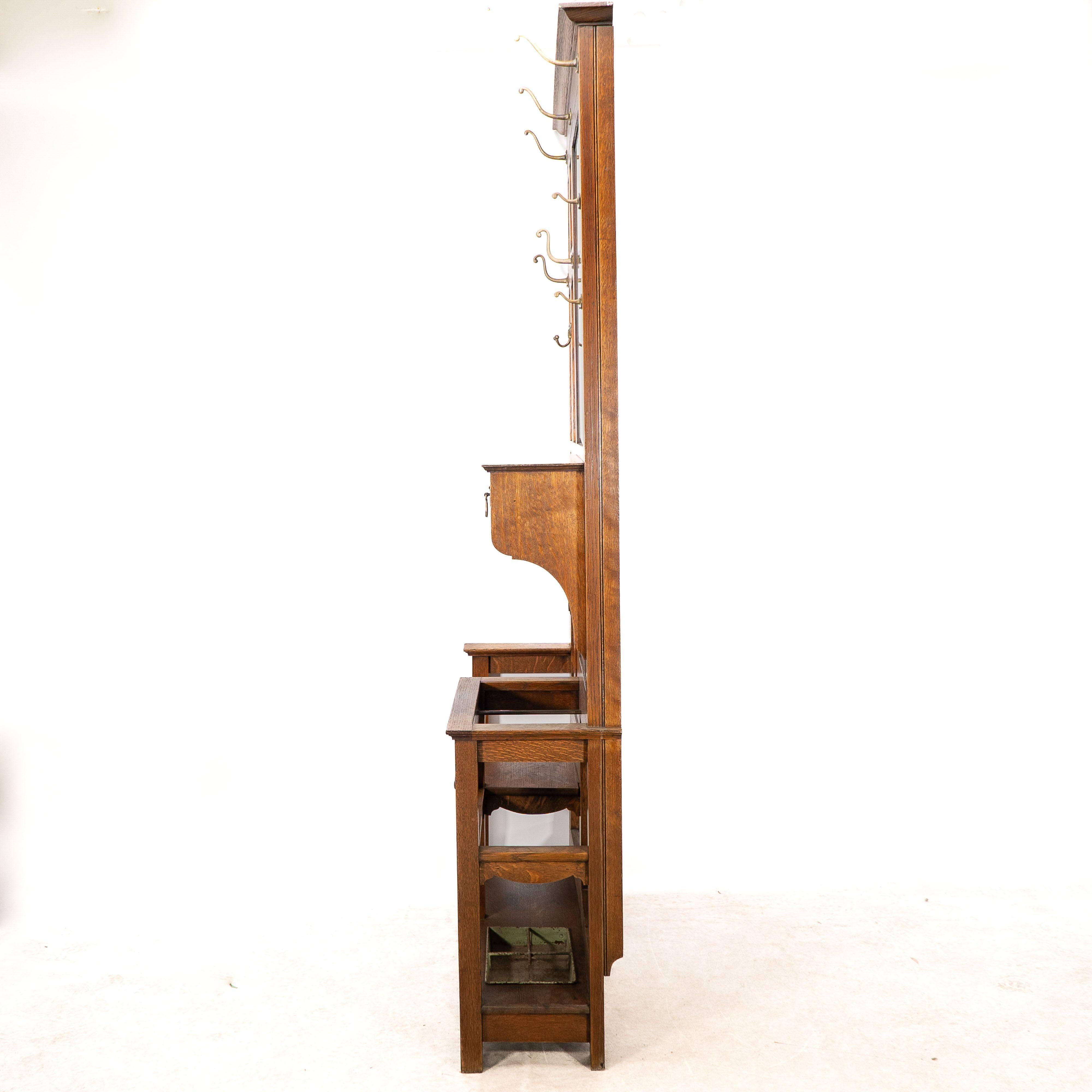 Inglese Shapland & Petter. Un buon stand da sala in legno di quercia Arts and Crafts in vendita