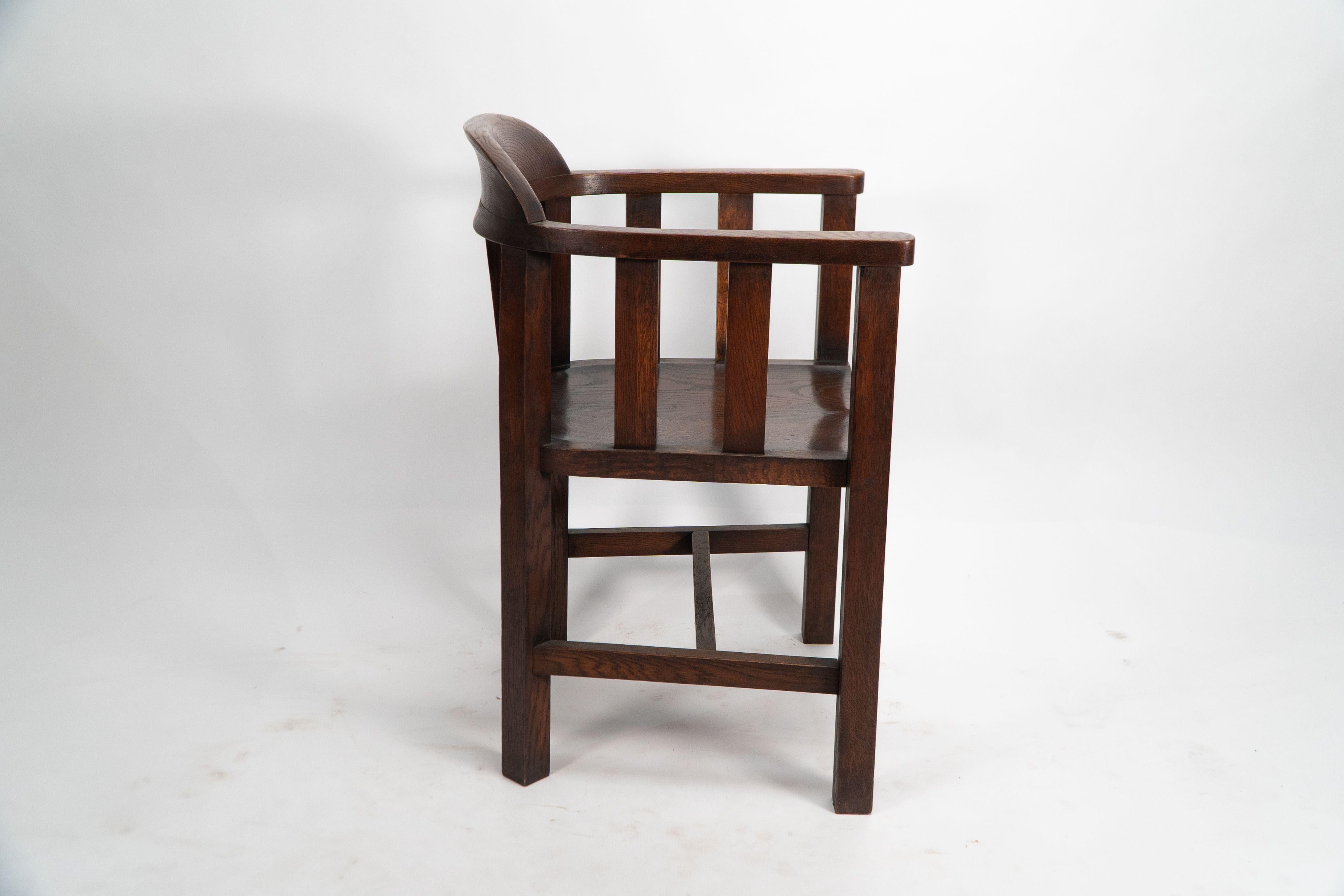 Shapland und Petter. Eine lange Reihe von Arts and Craft Eichenwannenstühlen (Arts and Crafts) im Angebot