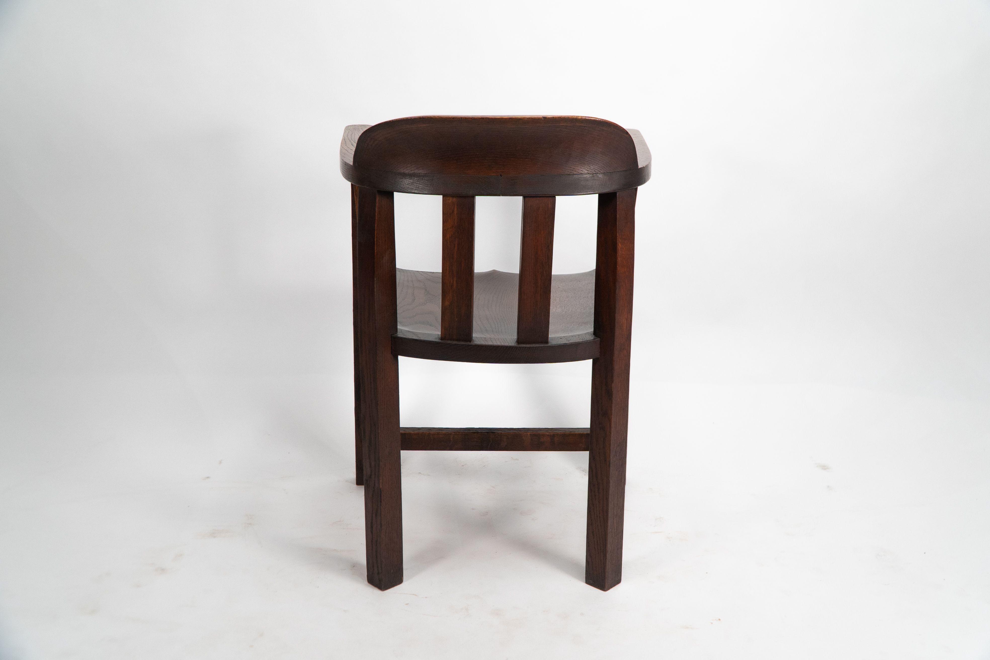 Shapland und Petter. Eine lange Reihe von Arts and Craft Eichenwannenstühlen im Angebot 1