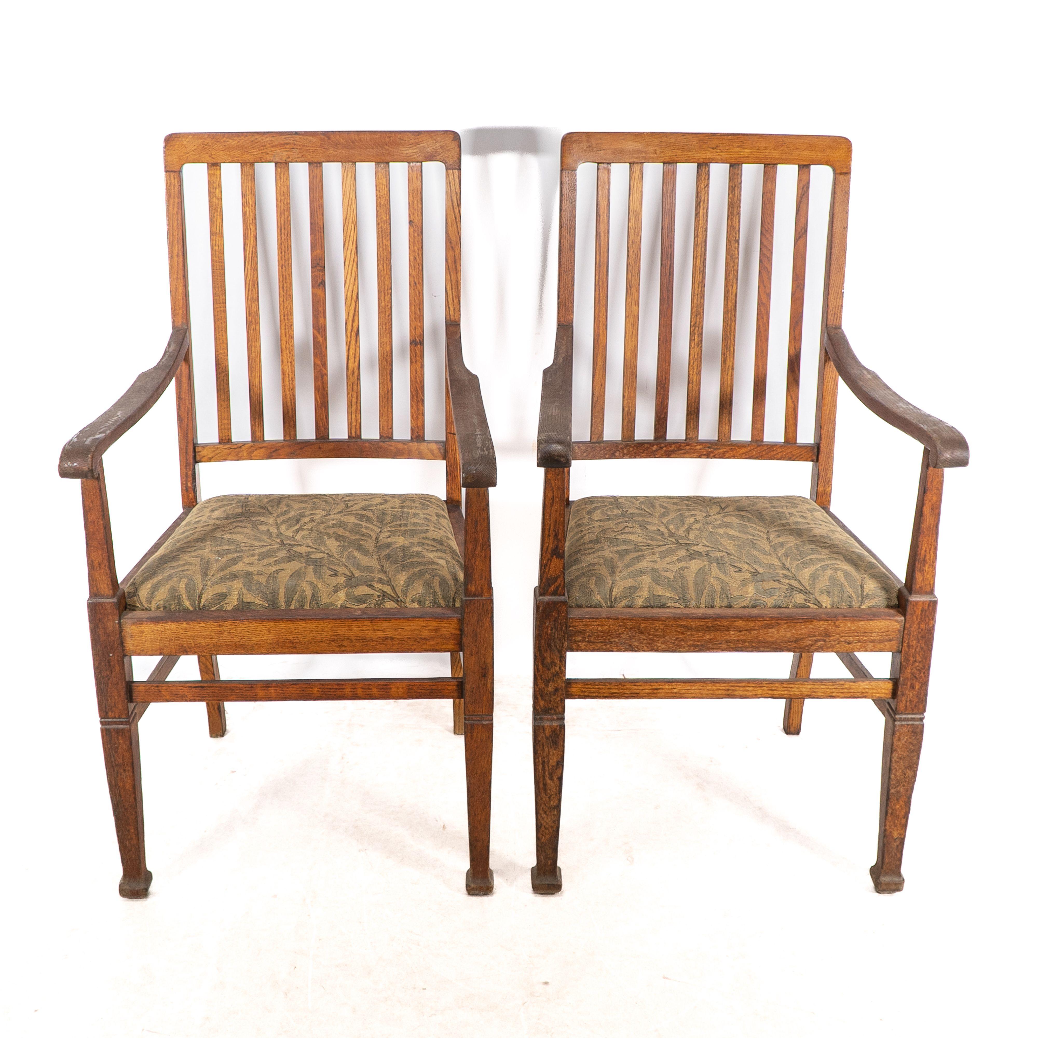 Coppia di poltrone in Oak di Shapland & Petter con schienale sagomato e dettagli incisi sulle gambe quadrate e affusolate. Rivestito in tessuto Morris contemporaneo. Altezza 41