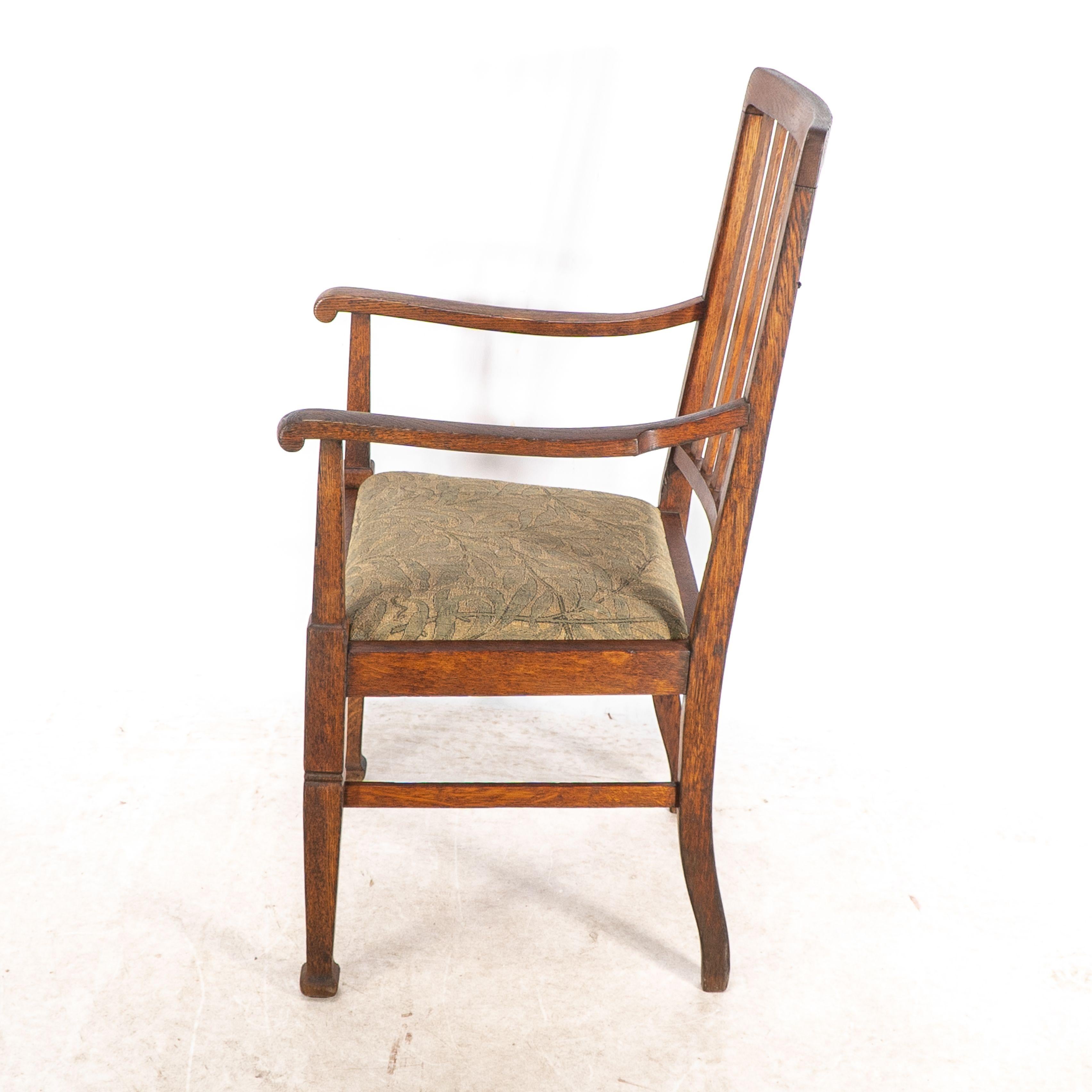 Tessuto Shapland & Petter. Una coppia di poltrone Arts and Crafts in Oak in vendita