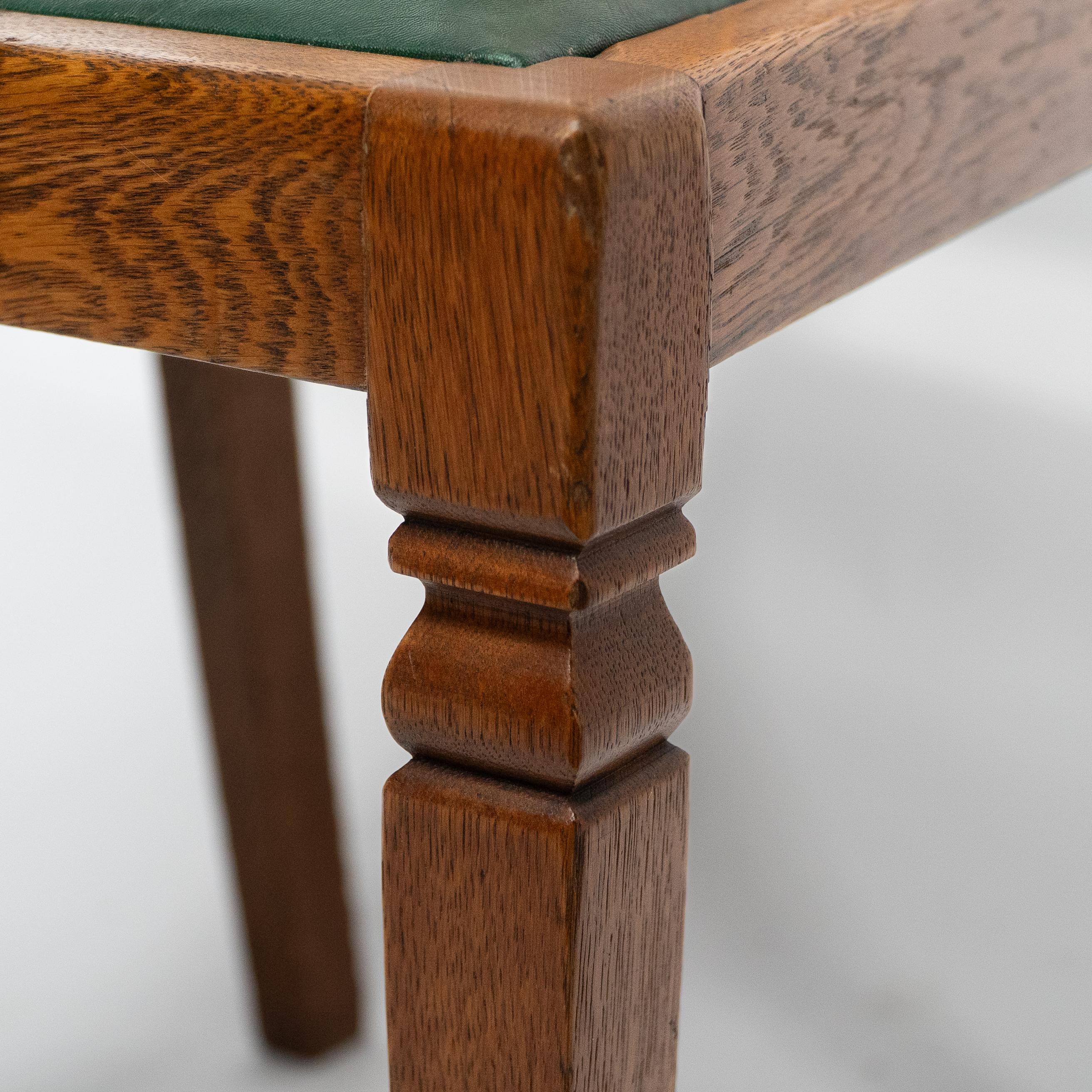 Shapland et Petter. Ensemble de quatre chaises de salle à manger en chêne de style Arts and Crafts en vente 7