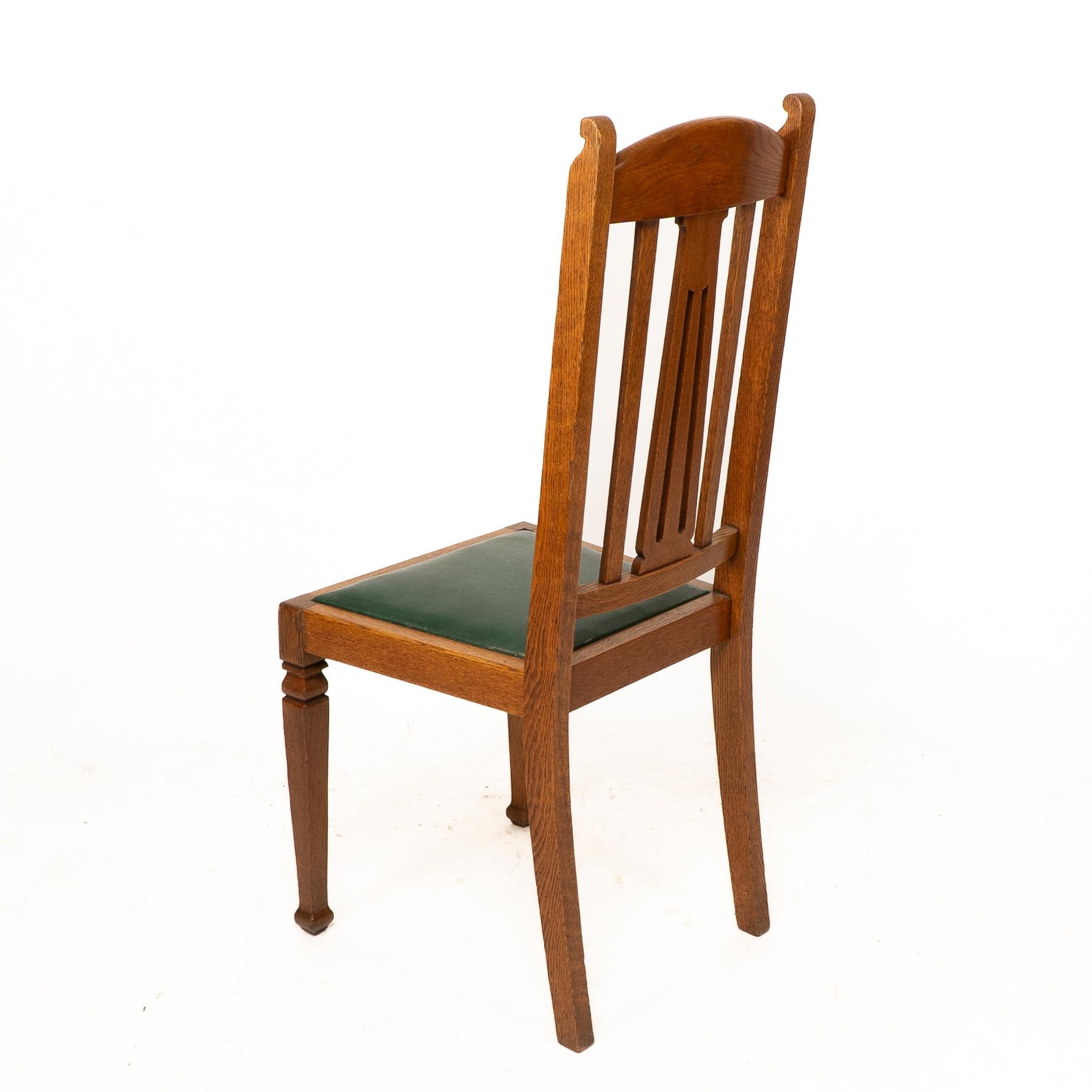 Shapland et Petter. Ensemble de quatre chaises de salle à manger en chêne de style Arts and Crafts en vente 9