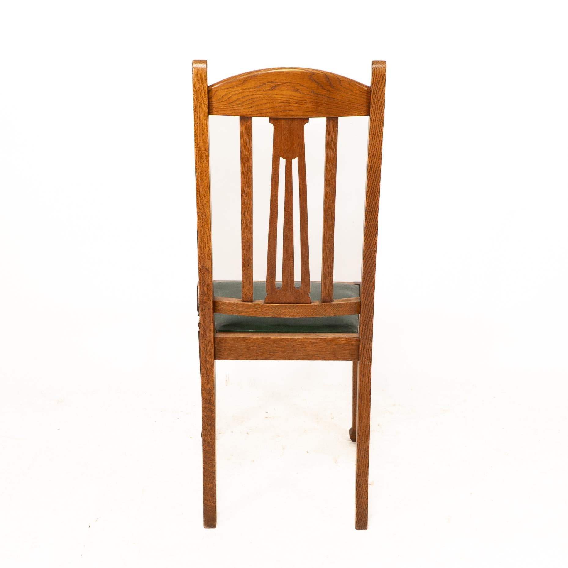 Shapland et Petter. Ensemble de quatre chaises de salle à manger en chêne de style Arts and Crafts en vente 10