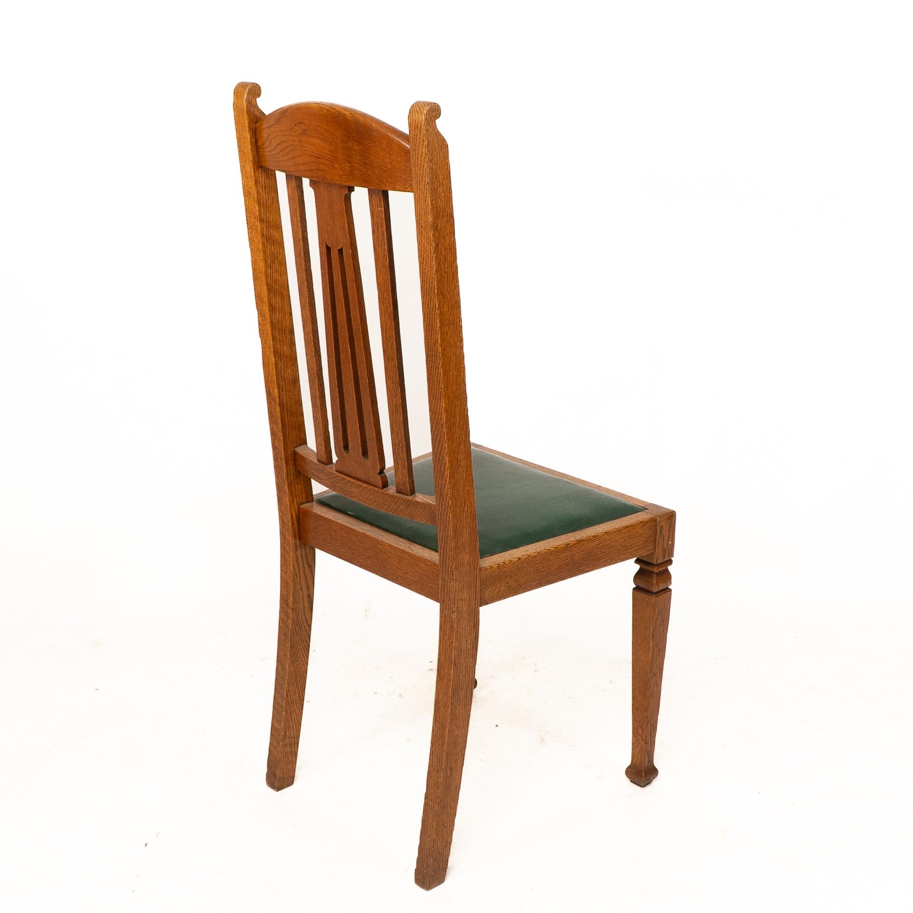 Shapland et Petter. Ensemble de quatre chaises de salle à manger en chêne de style Arts and Crafts en vente 11