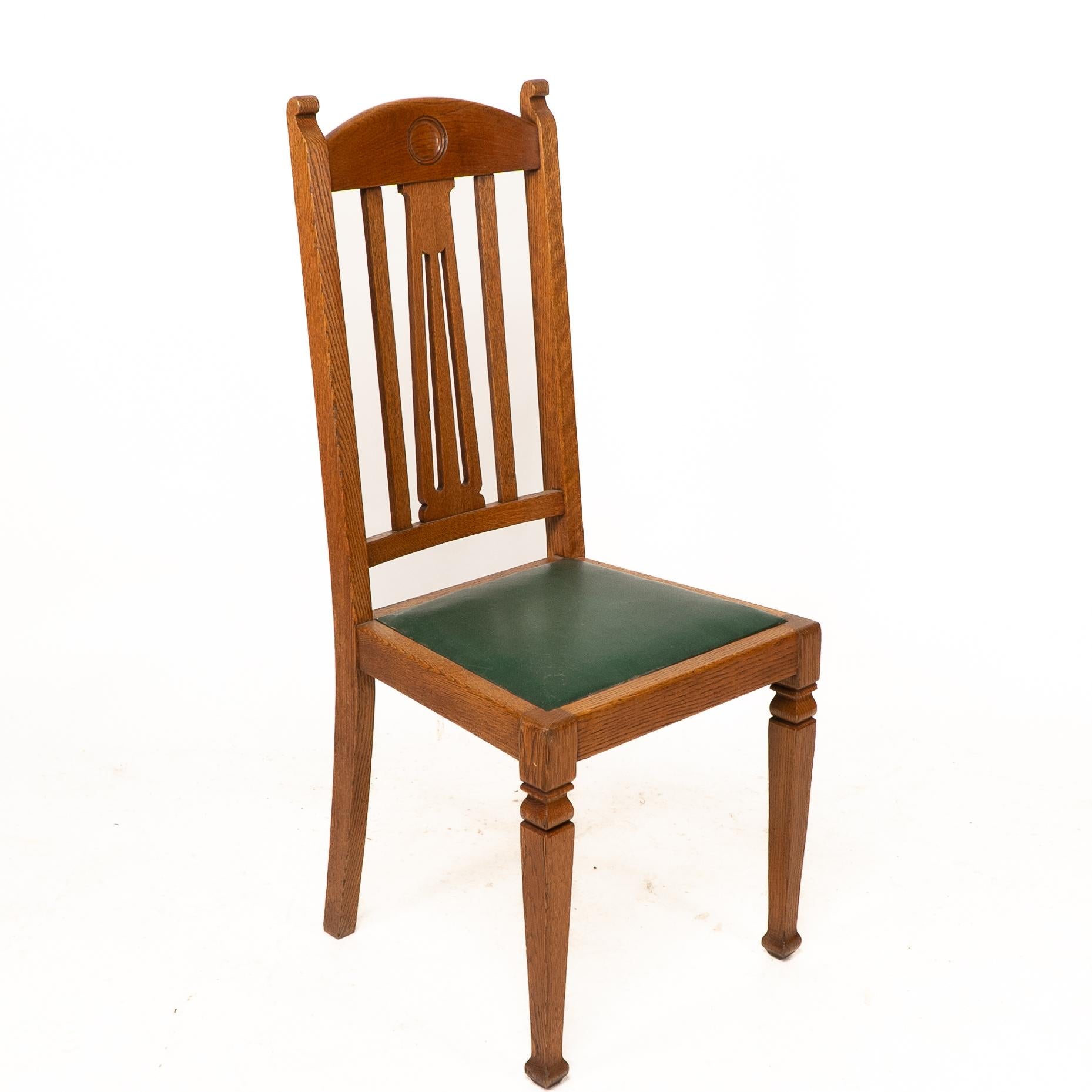 Anglais Shapland et Petter. Ensemble de quatre chaises de salle à manger en chêne de style Arts and Crafts en vente