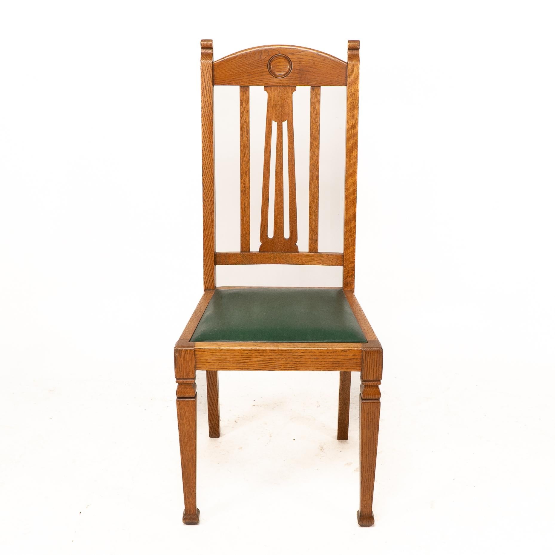 Shapland et Petter. Ensemble de quatre chaises de salle à manger en chêne de style Arts and Crafts Bon état - En vente à London, GB