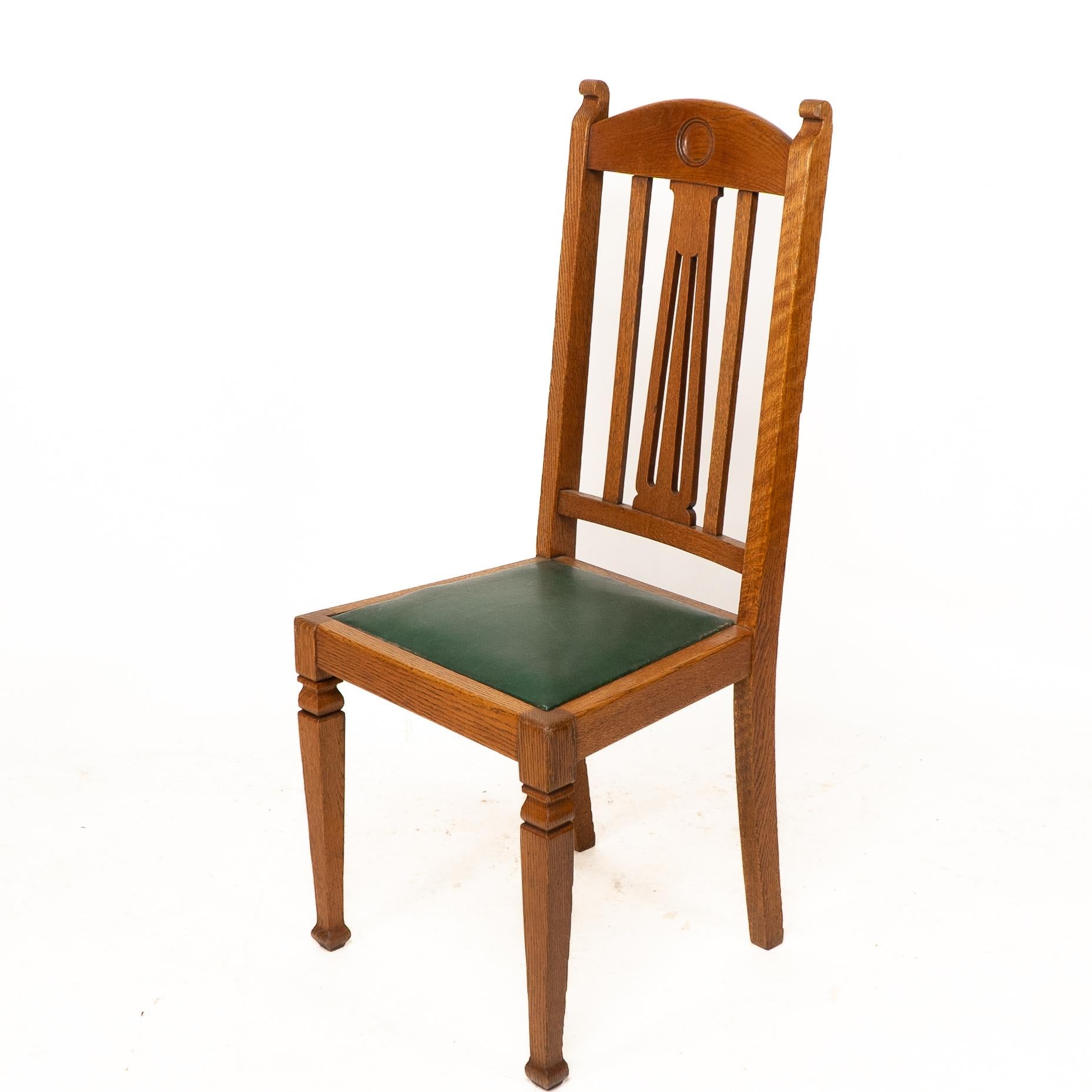 Début du 20ème siècle Shapland et Petter. Ensemble de quatre chaises de salle à manger en chêne de style Arts and Crafts en vente