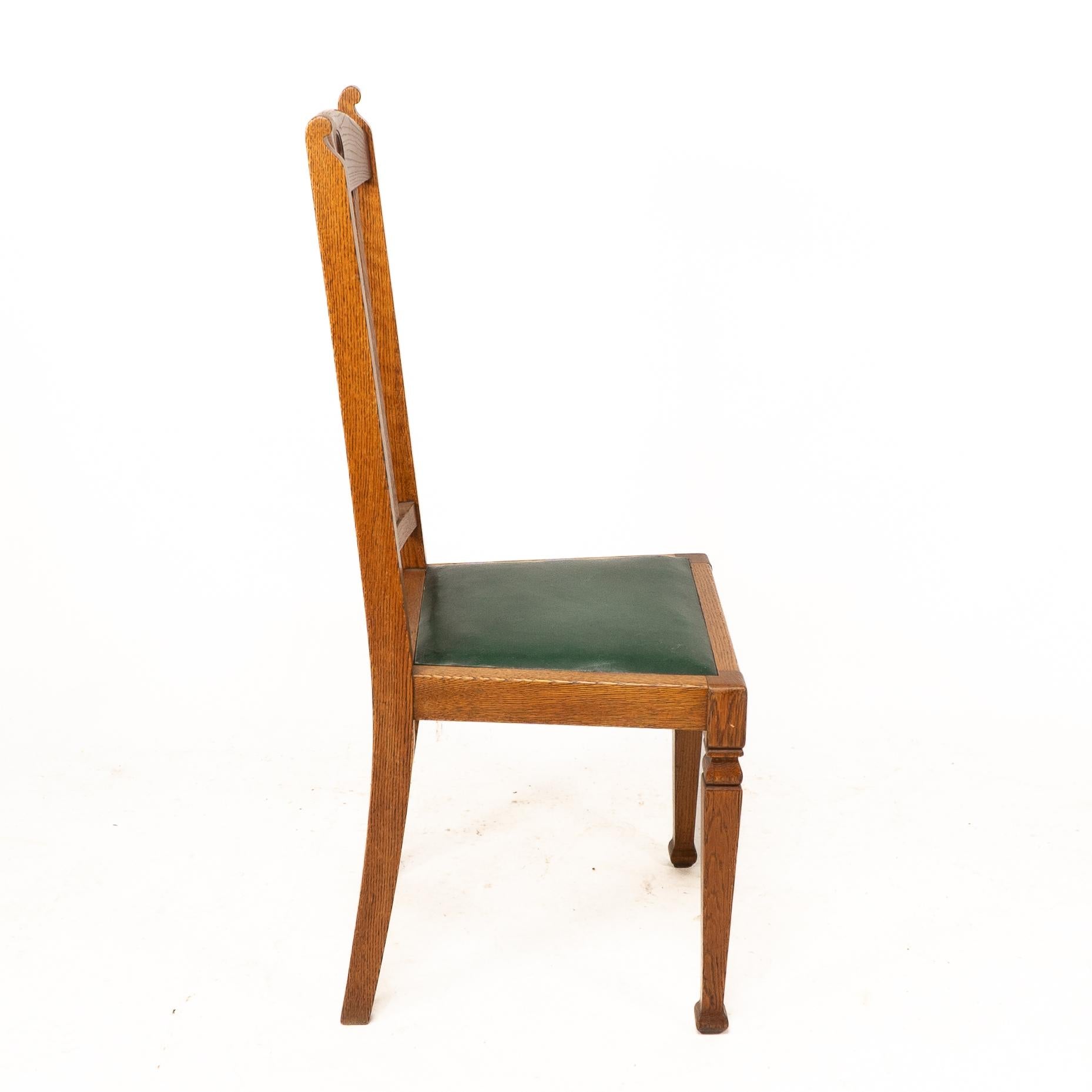 Chêne Shapland et Petter. Ensemble de quatre chaises de salle à manger en chêne de style Arts and Crafts en vente