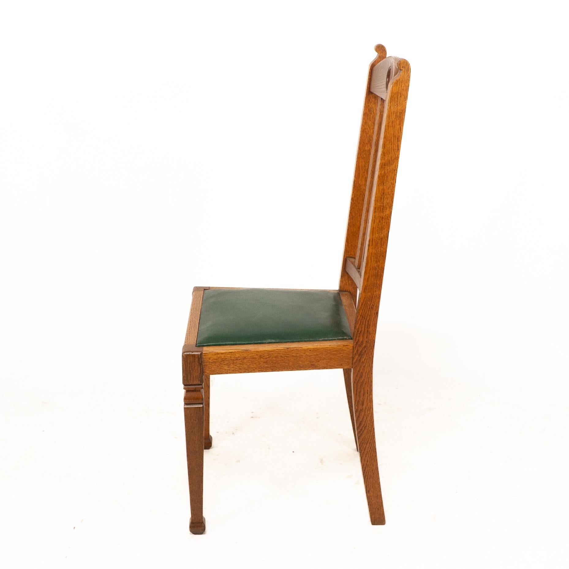 Shapland et Petter. Ensemble de quatre chaises de salle à manger en chêne de style Arts and Crafts en vente 1