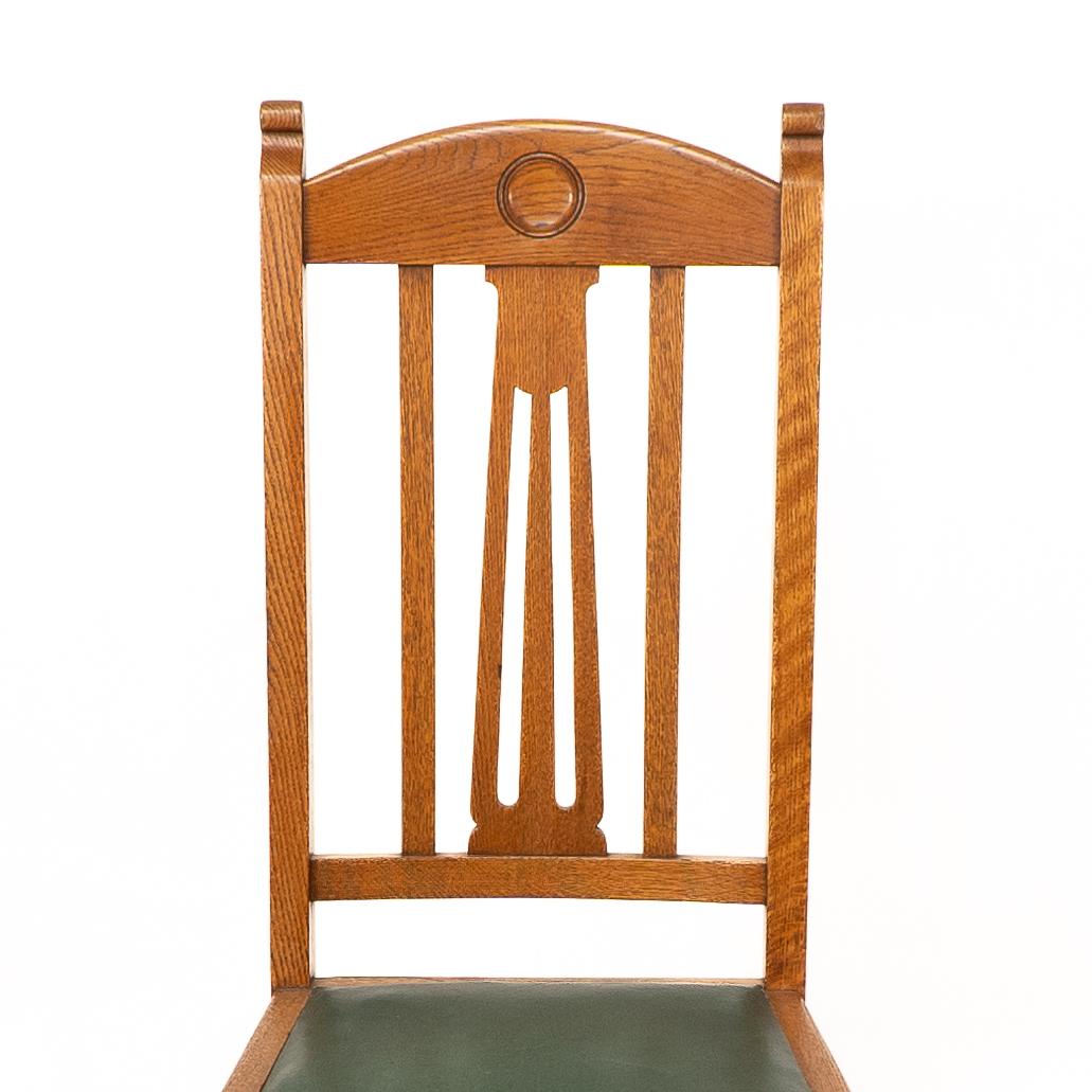 Shapland et Petter. Ensemble de quatre chaises de salle à manger en chêne de style Arts and Crafts en vente 2