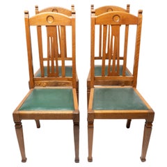 Shapland et Petter. Ensemble de quatre chaises de salle à manger en chêne de style Arts and Crafts