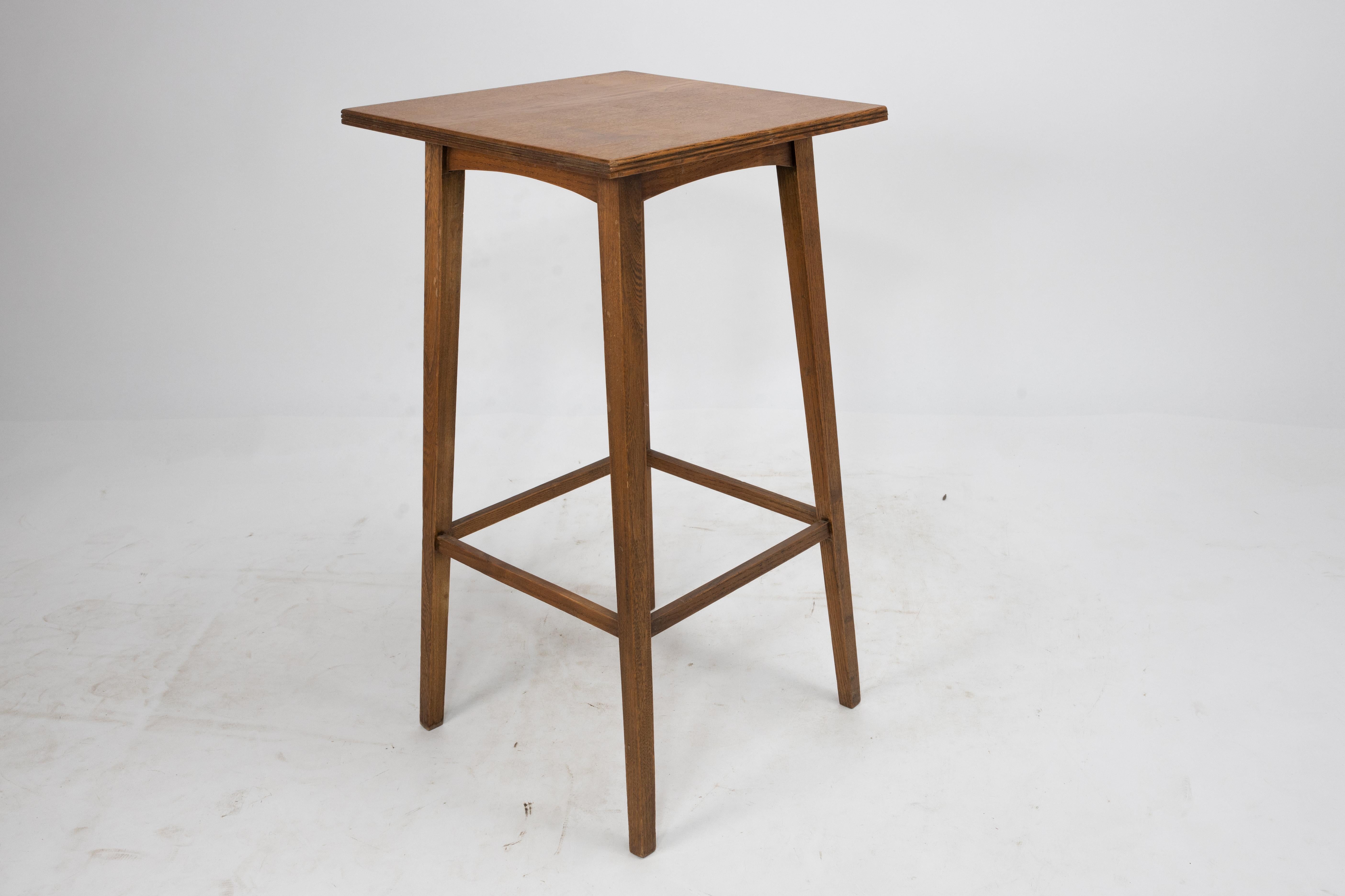 Shapland & Petter A small Arts & Crafts Ash side table with square tapering legs In Good Condition For Sale In London, GB