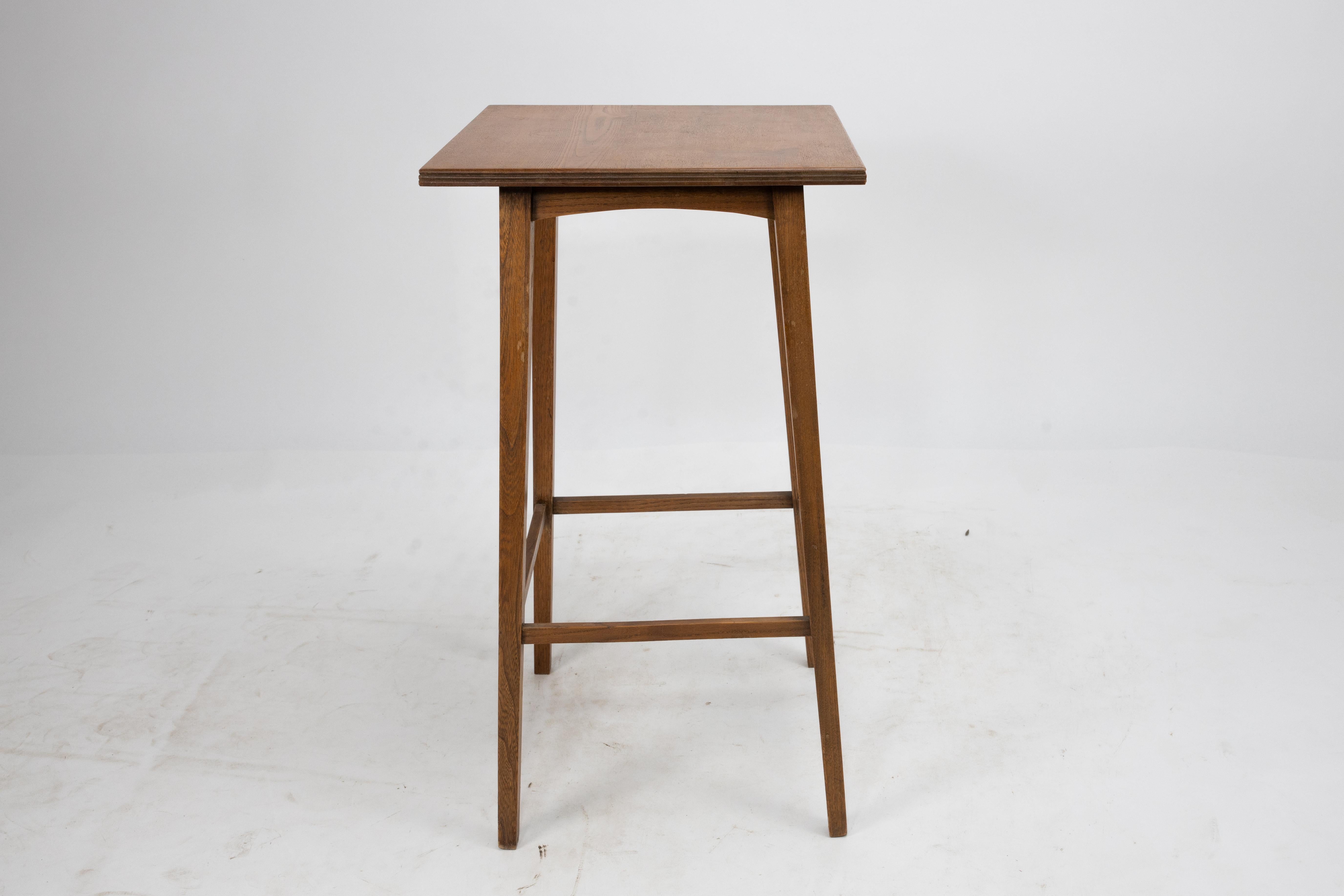 Début du 20ème siècle Shapland & Petter petite table d'appoint Arts & Crafts en frêne avec pieds carrés effilés en vente
