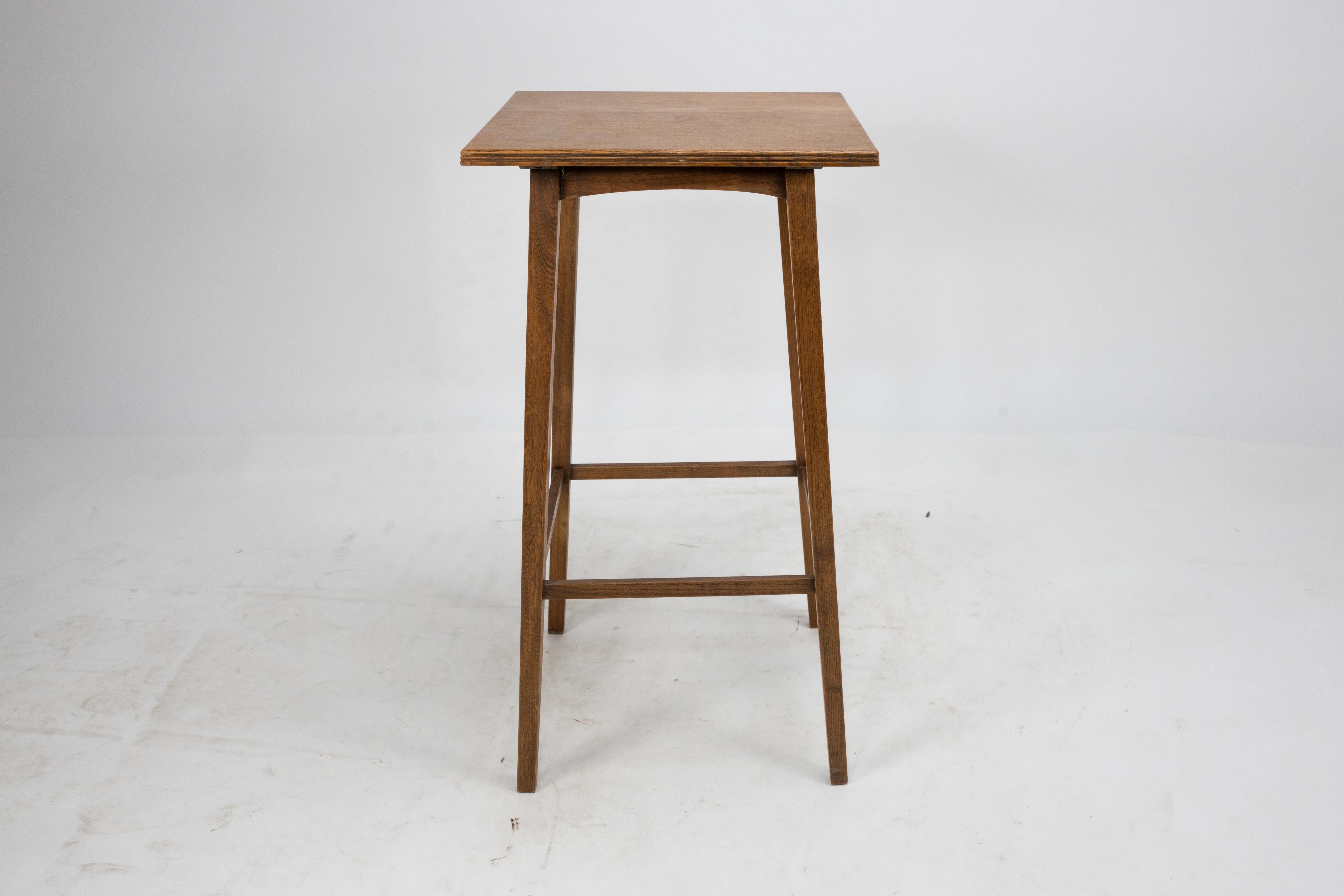 Frêne Shapland & Petter petite table d'appoint Arts & Crafts en frêne avec pieds carrés effilés en vente