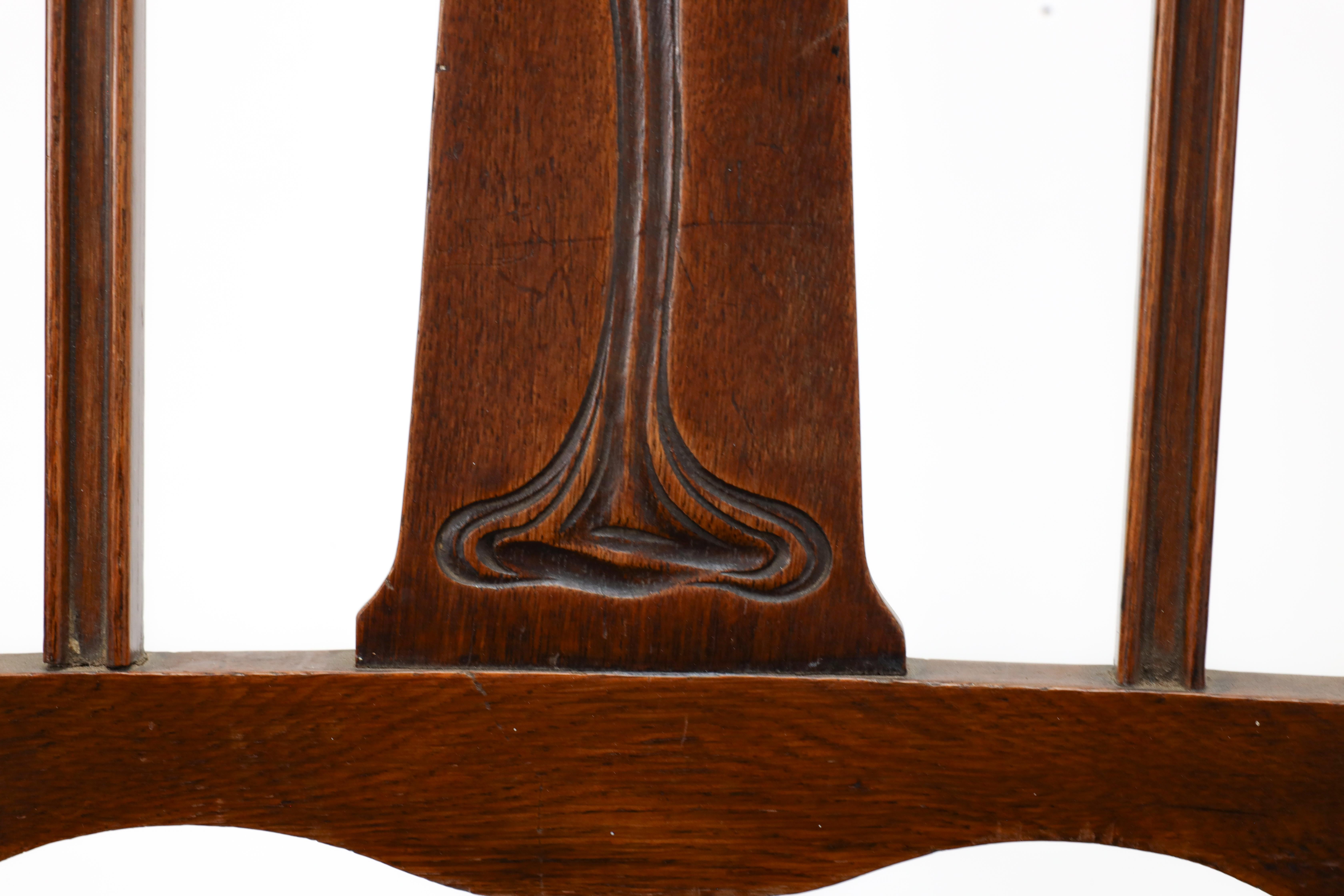 Shapland and Petter. A top quality Glasgow school oak Arts and Crafts hall chair For Sale 5