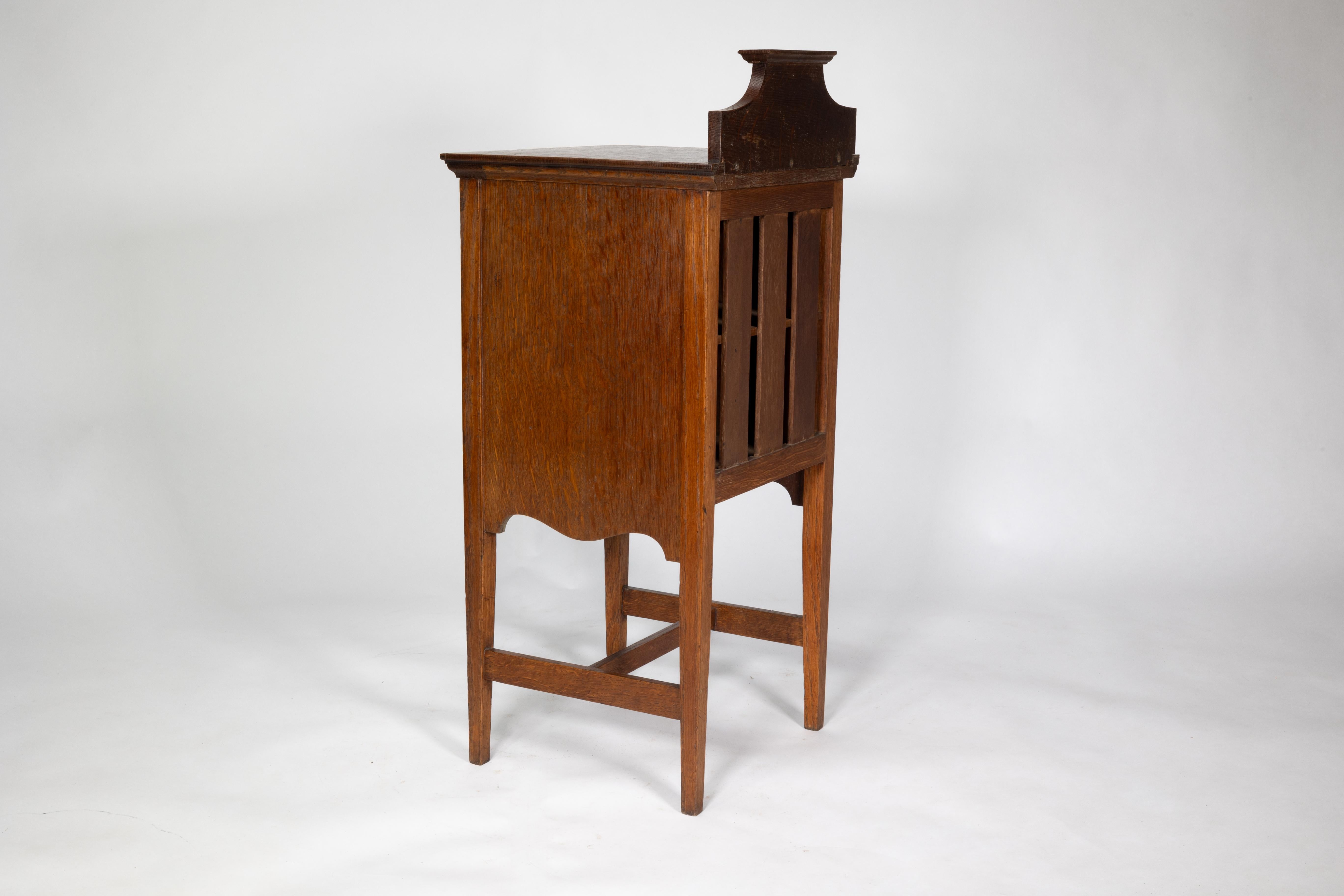 Shapland and Petter. An Arts and Crafts oak bedside cabinet For Sale 9