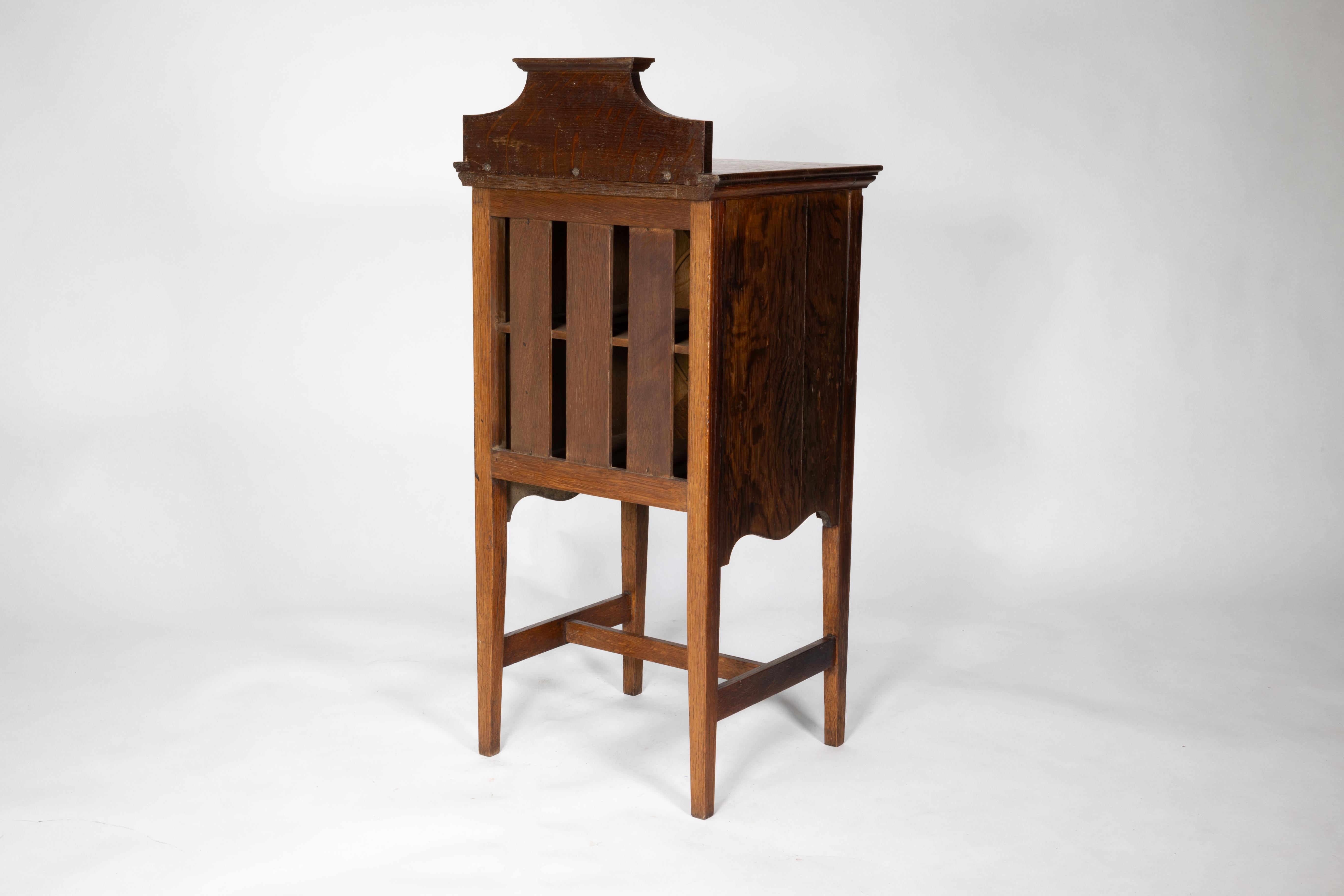 Shapland and Petter. An Arts and Crafts oak bedside cabinet For Sale 11