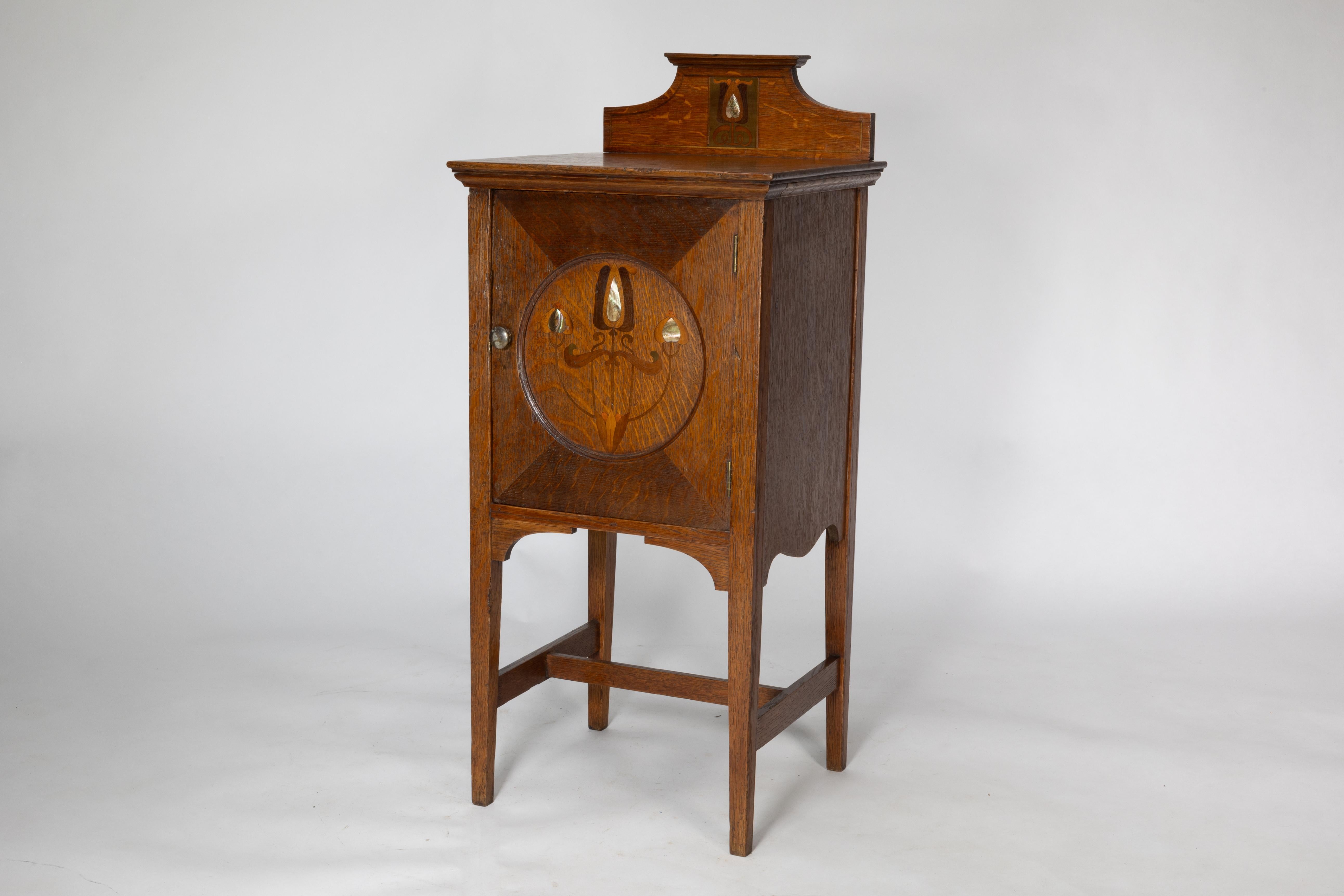 Shapland and Petter. An Arts and Crafts oak bedside cabinet In Good Condition For Sale In London, GB